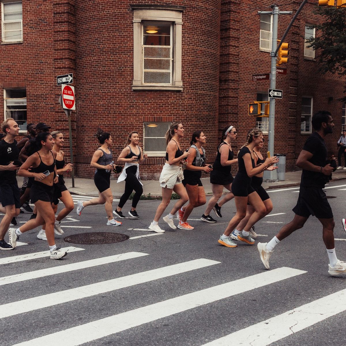 친목과 러닝을 모두 즐길 수 있는 데이팅 러닝 크루가 뛰는 모습. / 이미지 출처: 인스타그램 @lungerunclub