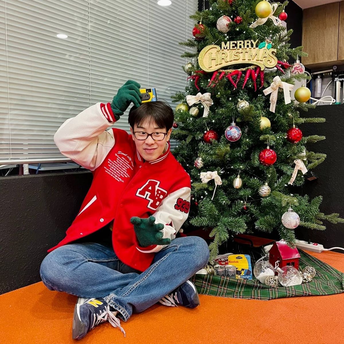 패치와 로고가 큼지막한 디테일의 재킷을 선택해 캐주얼한 매력을 극대화했다. / 이미지 출처: 인스타그램 @pyojihoon_official