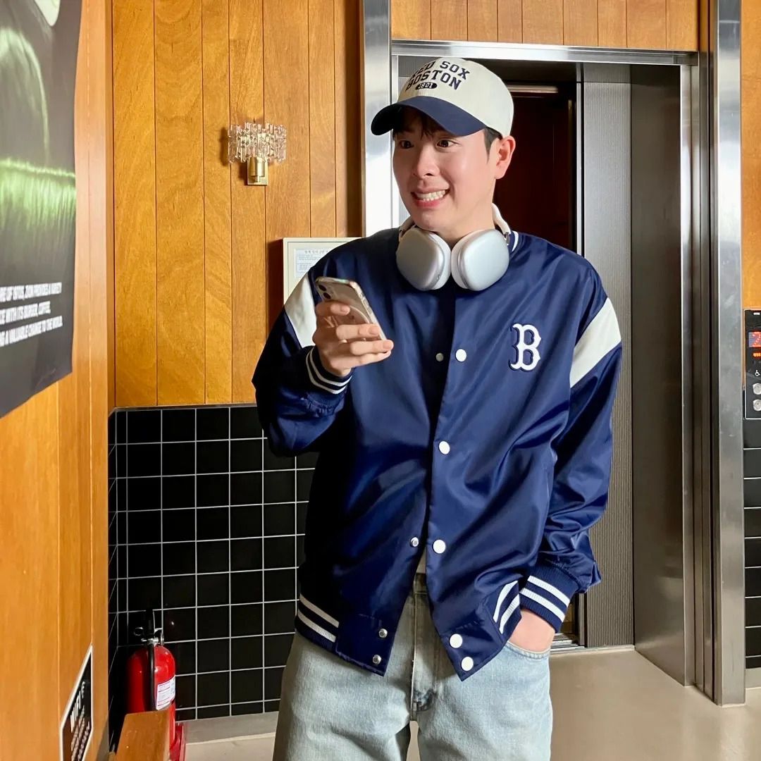 패치와 로고가 큼지막한 디테일의 재킷을 선택해 캐주얼한 매력을 극대화했다. / 이미지 출처: 인스타그램 @pyojihoon_official