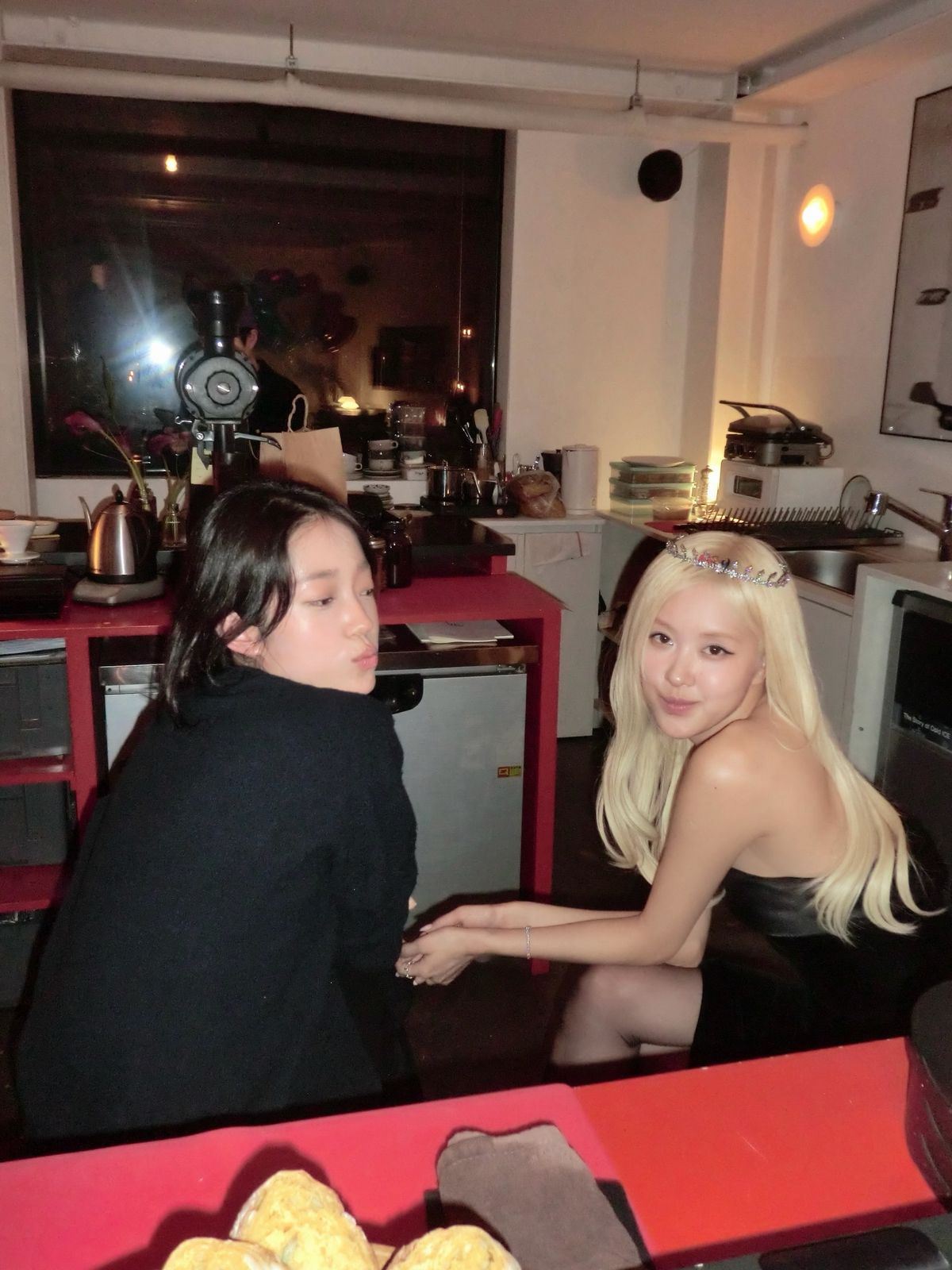 노윤서, 페기구, 공효진 등이 로제의 생일파티에 참석했다. 이미지 출처 : 인스타그램 @roses_are_rosie 