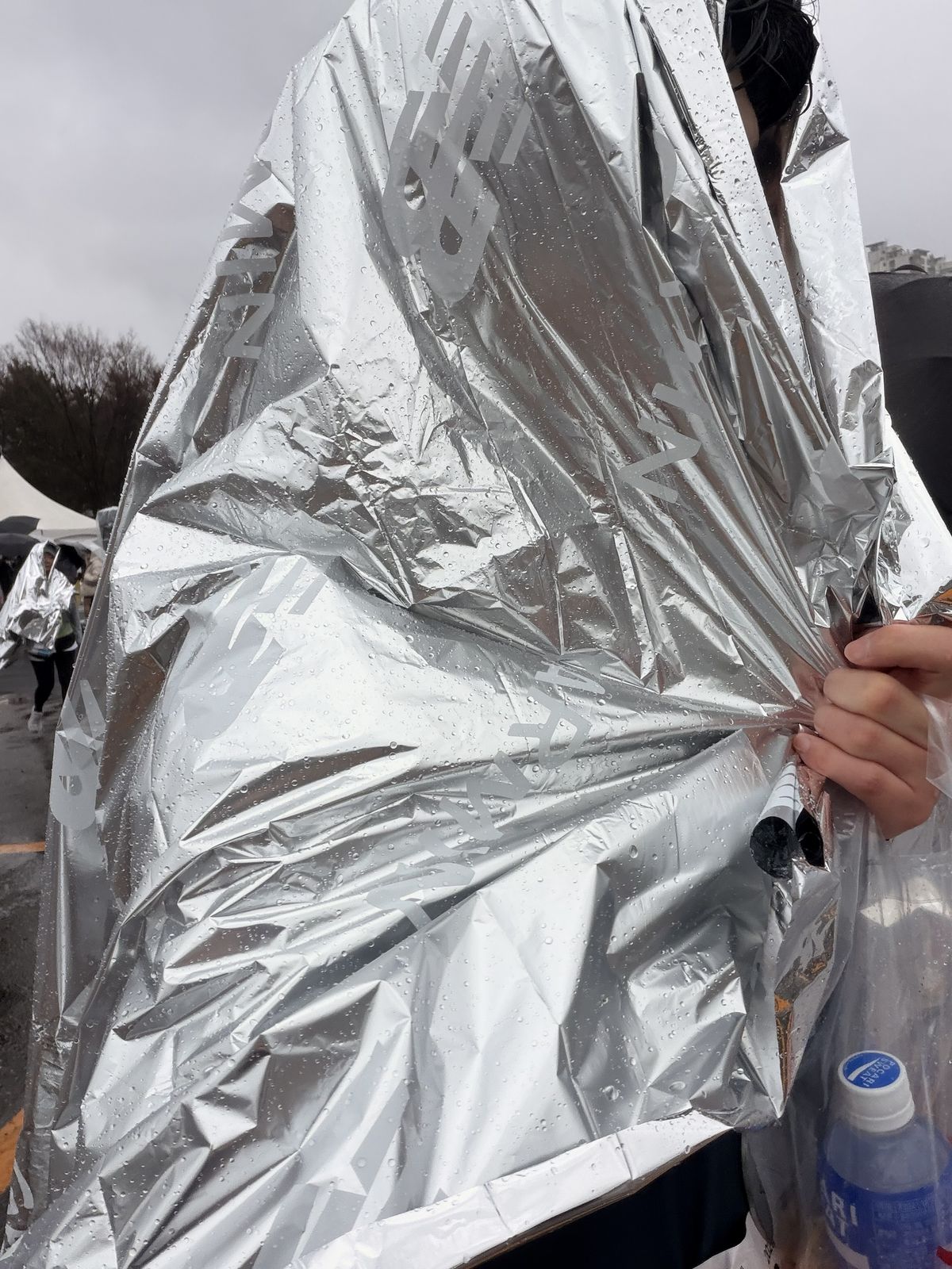 2026 뉴발란스 하프마라톤 완주 후 은박담요 / 이미지 출처: 필자 촬영