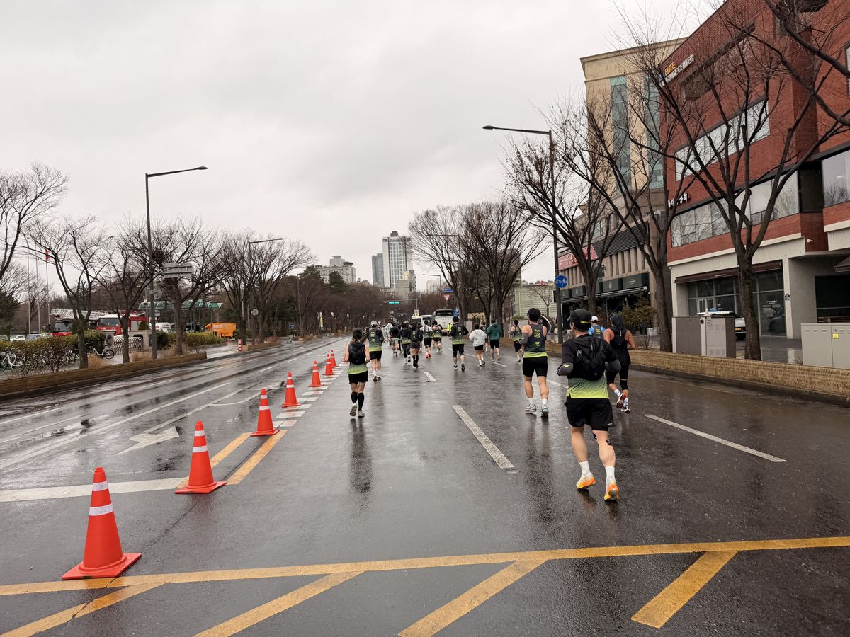 뉴발란스 하프마라톤 대회 당일 비 오는 현장 / 이미지 출처: 필자 촬영