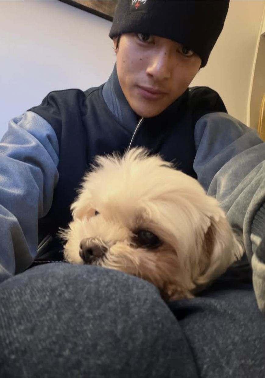 평소 즐겨 입는 옷장 속 아이템과 매치해 데일리한 바시티 재킷 룩을 선보인 홍태준. / 이미지 출처: 인스타그램 @300ver 