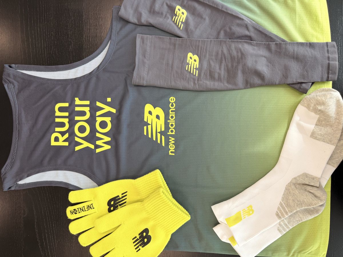 뉴발란스 하프마라톤 싱글렛과 구성품 / 이미지 출처: 필자 촬영