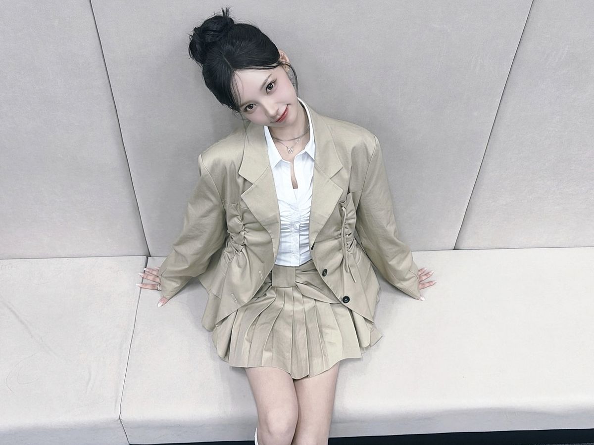 베이지 톤의 셔링 블레이저 셋업으로 단정하면서도 부드러운 봄 룩을 완성한 리센느 원이 / 이미지 출처: 더뮤즈엔터테인먼트