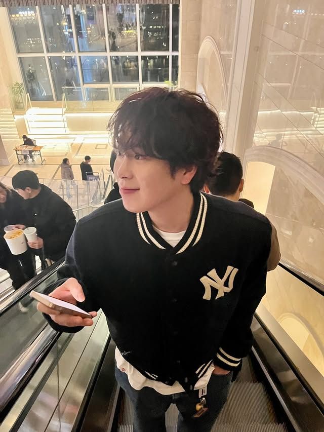 패치와 로고가 큼지막한 디테일의 재킷을 선택해 캐주얼한 매력을 극대화했다. / 이미지 출처: 인스타그램 @pyojihoon_official