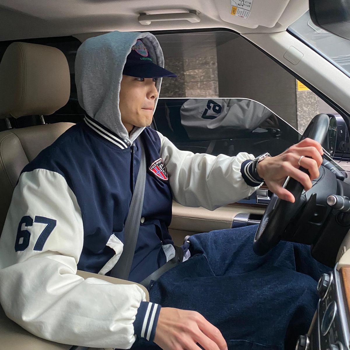 평소 즐겨 입는 젠더리스 실루엣으로 바시티 재킷을 소화했다. / 이미지 출처: 인스타그램 @wonjong_ 