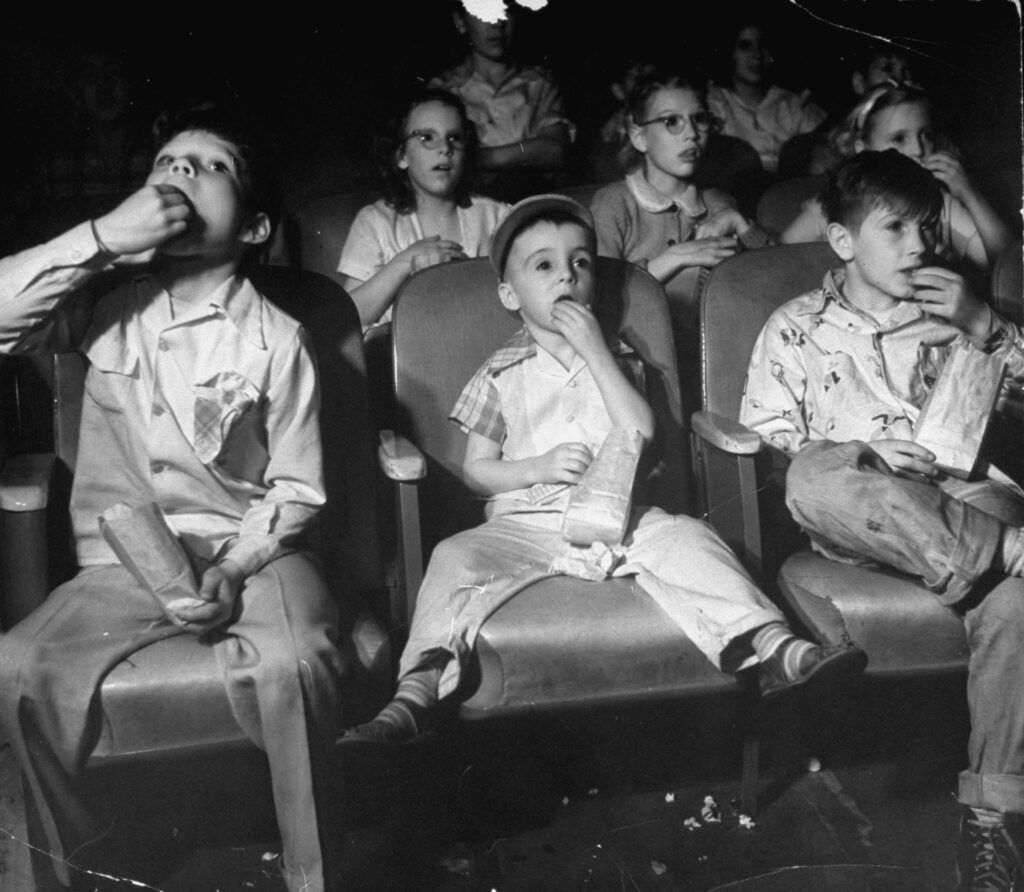 극장안 팝콘 먹는 아이들, J.R.Eyerman, The LIFE