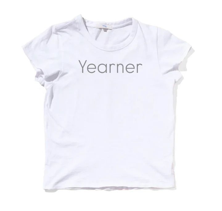 이번 여름 주목해야 할 키워드는 슬로건 프린팅, 크롭 핏, 그리고 경쾌한 컬러입니다 / 이미지 출처: 플리징.