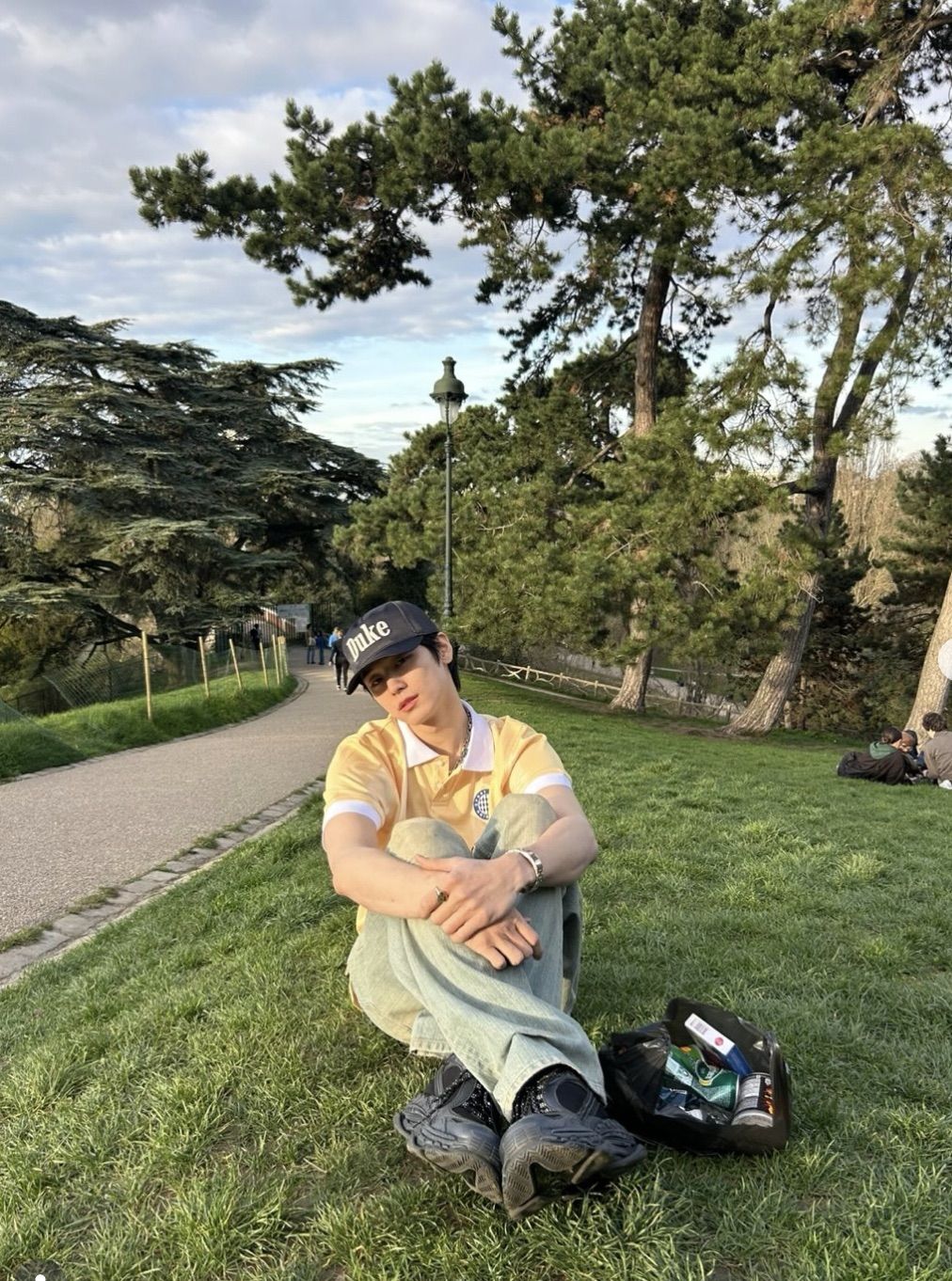 프랑스 파리의 뷔트 쇼몽 공원에서 피크닉을 즐기고 있는 주연의 모습. / 이미지 출처: 인스타그램 @ tbzuyeon