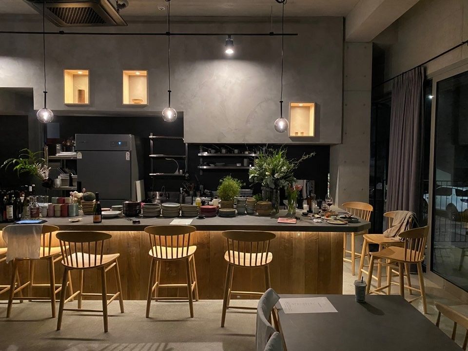 아늑한 분위기 속에서 채소 요리와 와인을 즐길 수 있다. / 출처: 양출서울 네이버지도 업체 등록