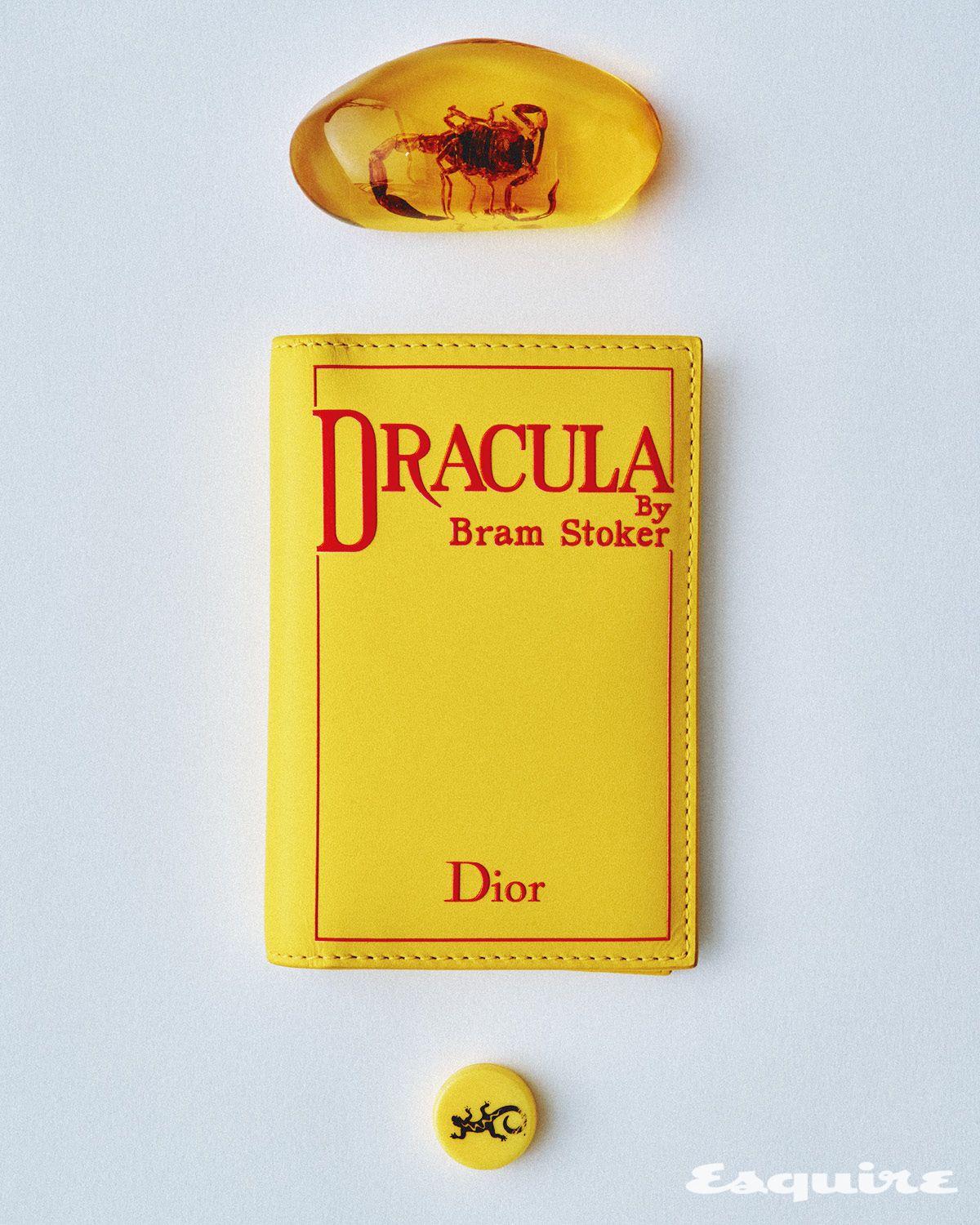 옐로 엠보싱 카프스킨 소재의 맨 바이폴드 카드 지갑 가격 미정 디올.