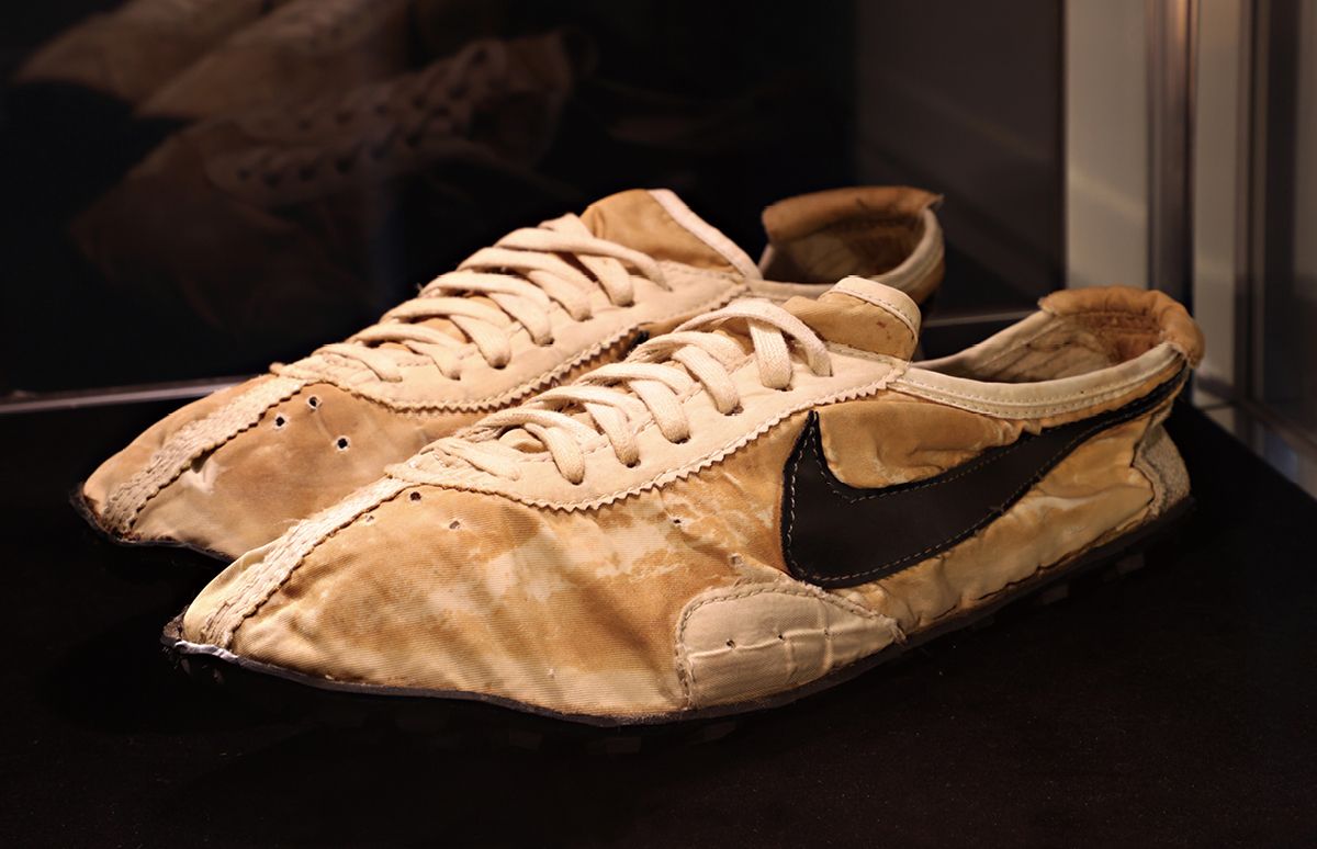 소더비 역사상 처음 경매에 올라간 나이키 문 슈즈. 낙찰가는 43만 7000 달러였다. 