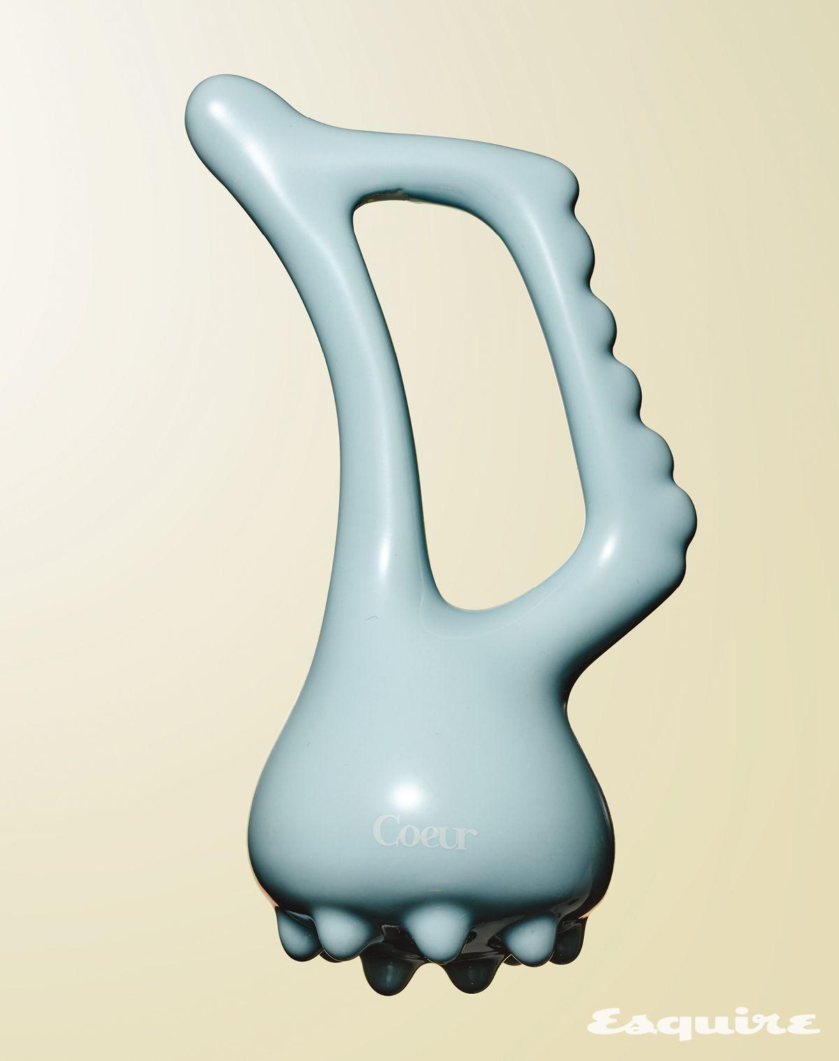 인체공학적으로 설계된 다섯 가지 면을 활용해 두피부터 얼굴, 몸 구석구석까지 모두 마사지할 수 있다. 높낮이가 다른 바닥 돌기면은 특히 겨드랑이 림프절 마사지에 효과적이다. 쿠르 블루림 세라믹 괄사 5만5000원 쿠르.