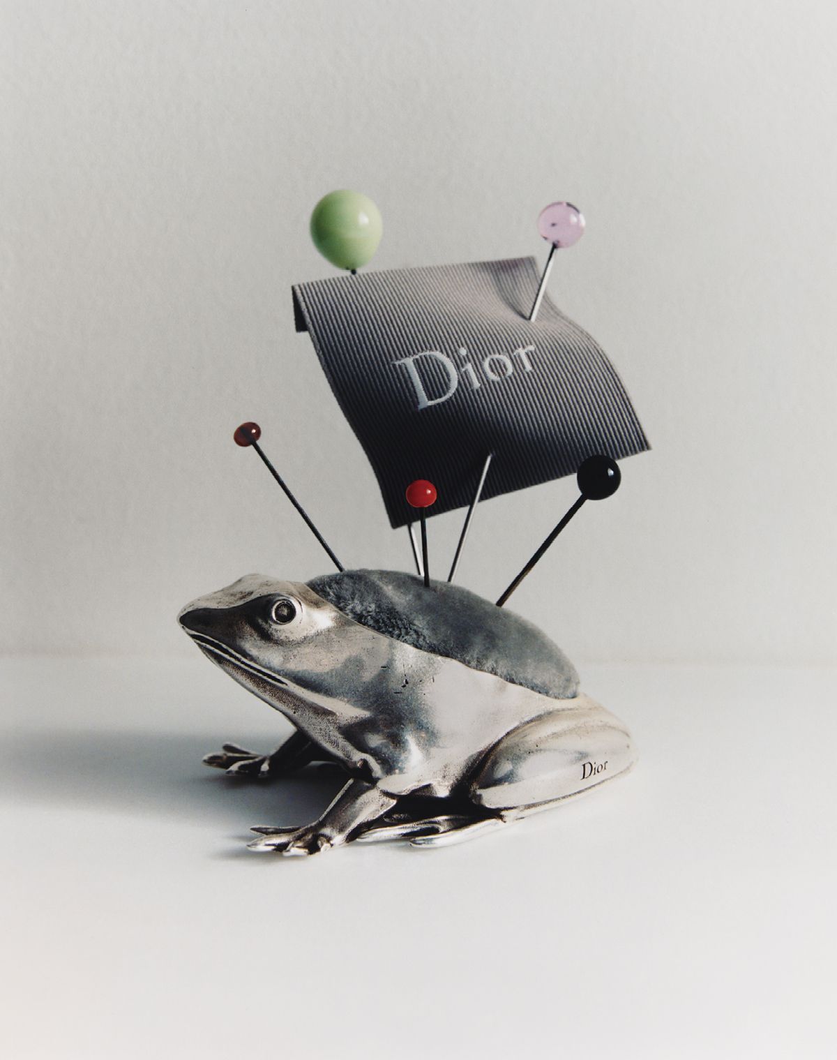 개구리 모티브의 디올 핀 쿠션.