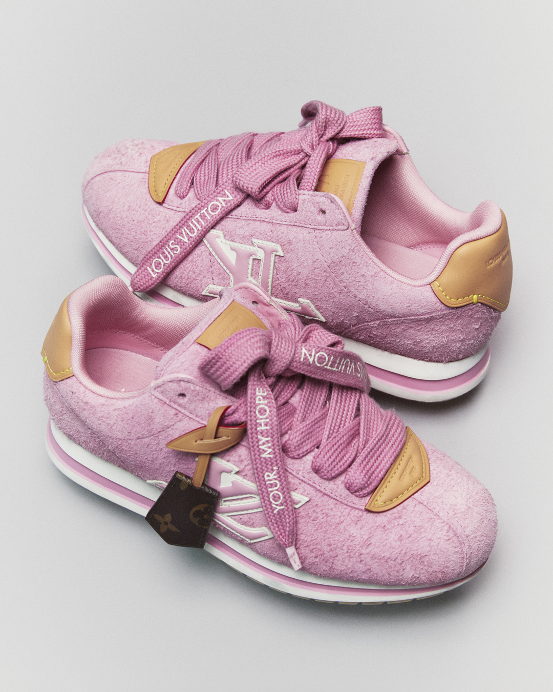 손바느질과 핸드 페인팅 공정을 거쳐 맞춤 제작에 가까운 완성도를 구현한 LV 버터 소프트 스니커즈.