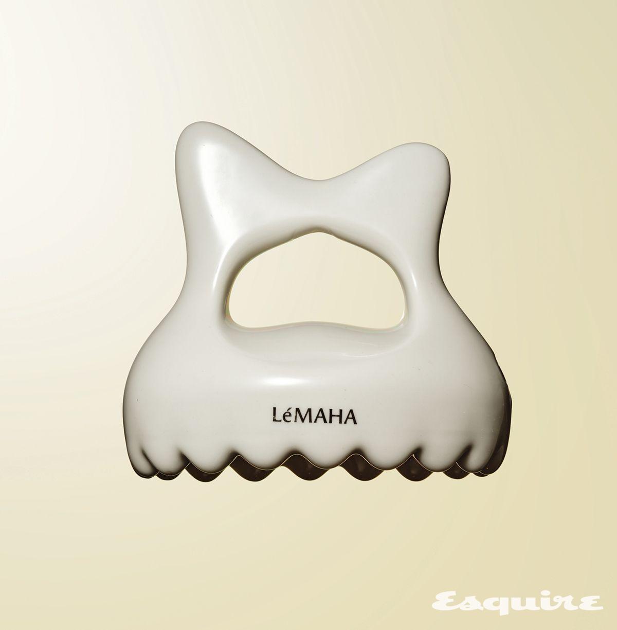 인체에 무해한 백토로 제작했다. 구멍 사이에 세 손가락을 넣어 안정적으로 쥘 수 있다. 깊은 자극이 필요할 땐 움푹 파인 윗면을, 넓은 면적에는 울퉁불퉁한 바닥면을 활용해 마사지하면 효과적이다. 도자기 몸 괄사 및 거치대 9만6000원 르마하.