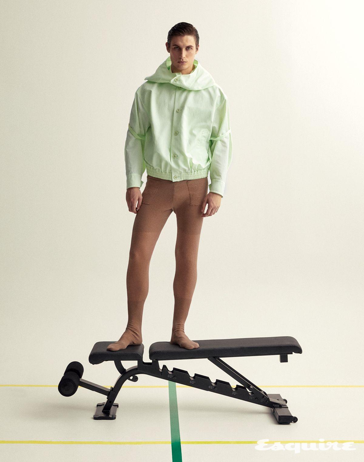 재킷, 타이츠 모두 이세이미야케 옴므플리세. 근력 운동 기구 데칼트론. 