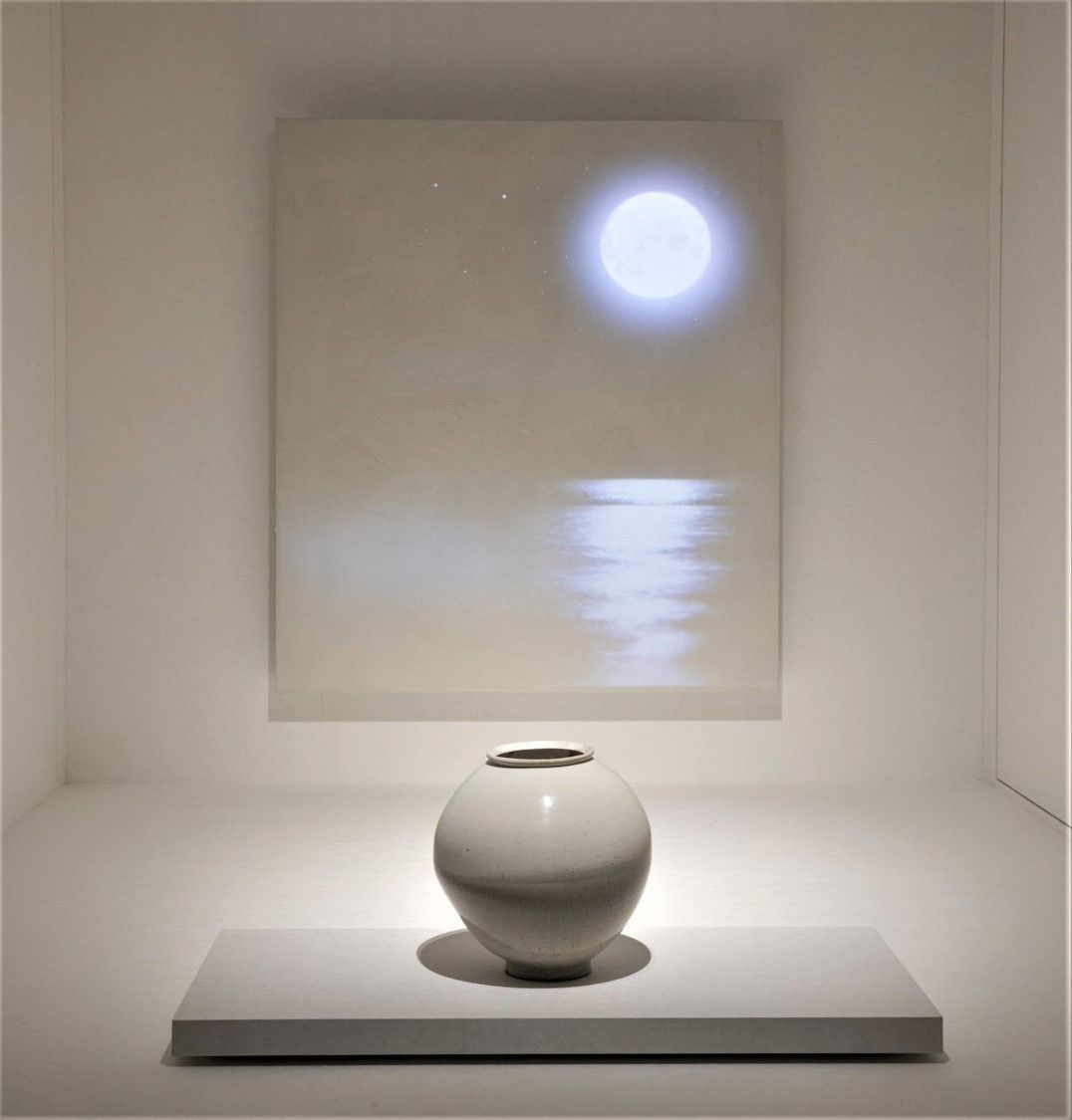 여백의 미로 가득 채운 전시된 달항아리 / 이미지 출처: 국립중앙박물관