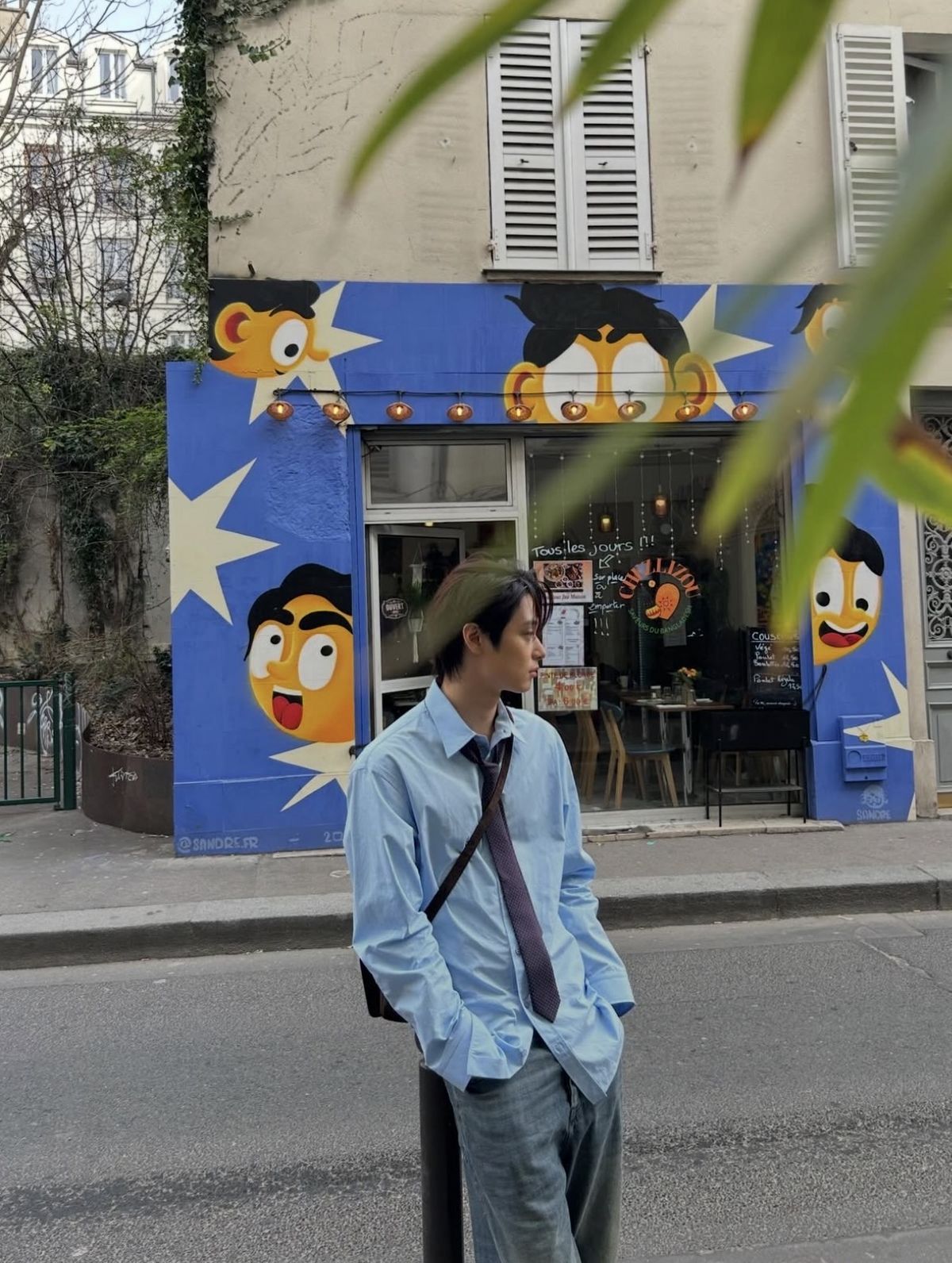 파리의 몽마르트르 지구 근처의 건물 앞에서 개인 시간을 보내고 있는 주연. / 이미지 출처: 인스타그램 @ tbzuyeon 