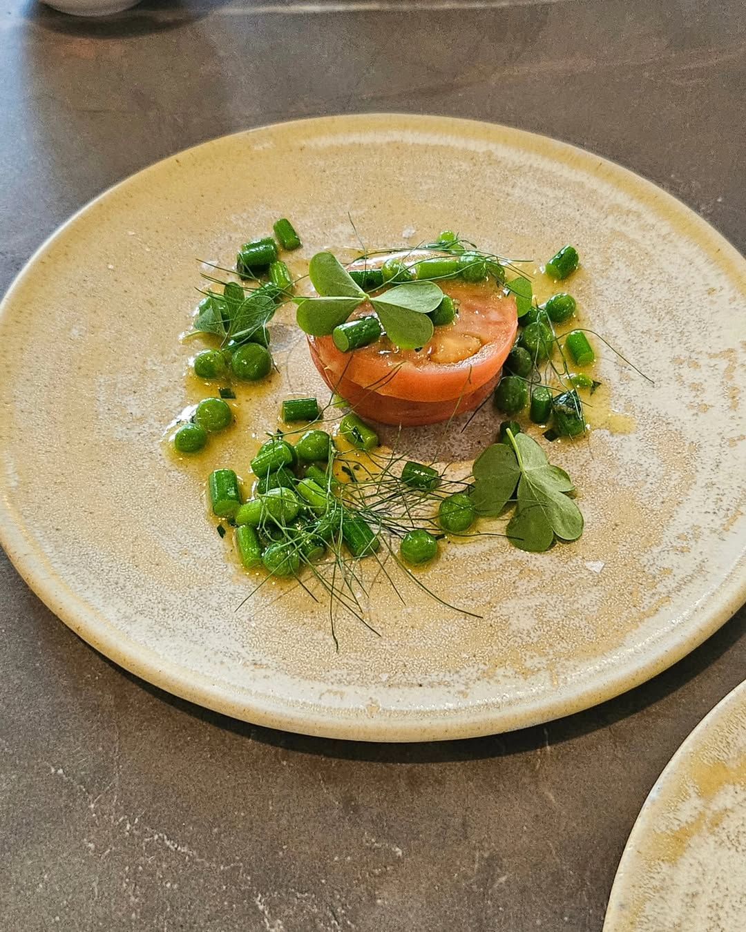 ‘양출서울’에서는 채소가 중심이 되지만 뻔하지 않은 요리를 선보인다. / 출처: 양출서울 인스타그램