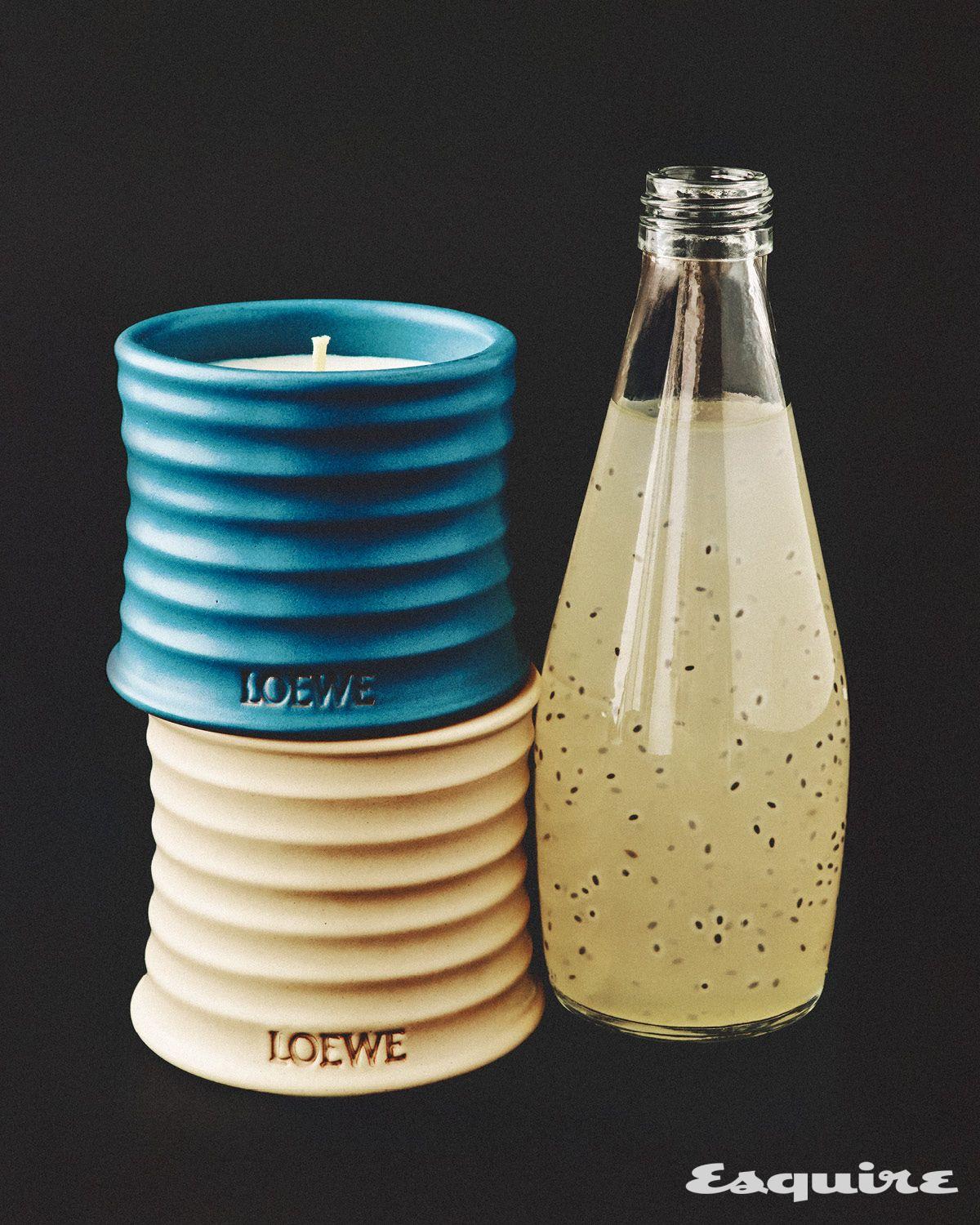 침엽수의 깊은 우디 향을 담은 스몰 사이프러스 볼 캔들, 아로마 향이 지중해 허브 정원을 연상케 하는 스몰 오레가노 캔들 모두 170g/14만9000원 로에베 퍼퓸.