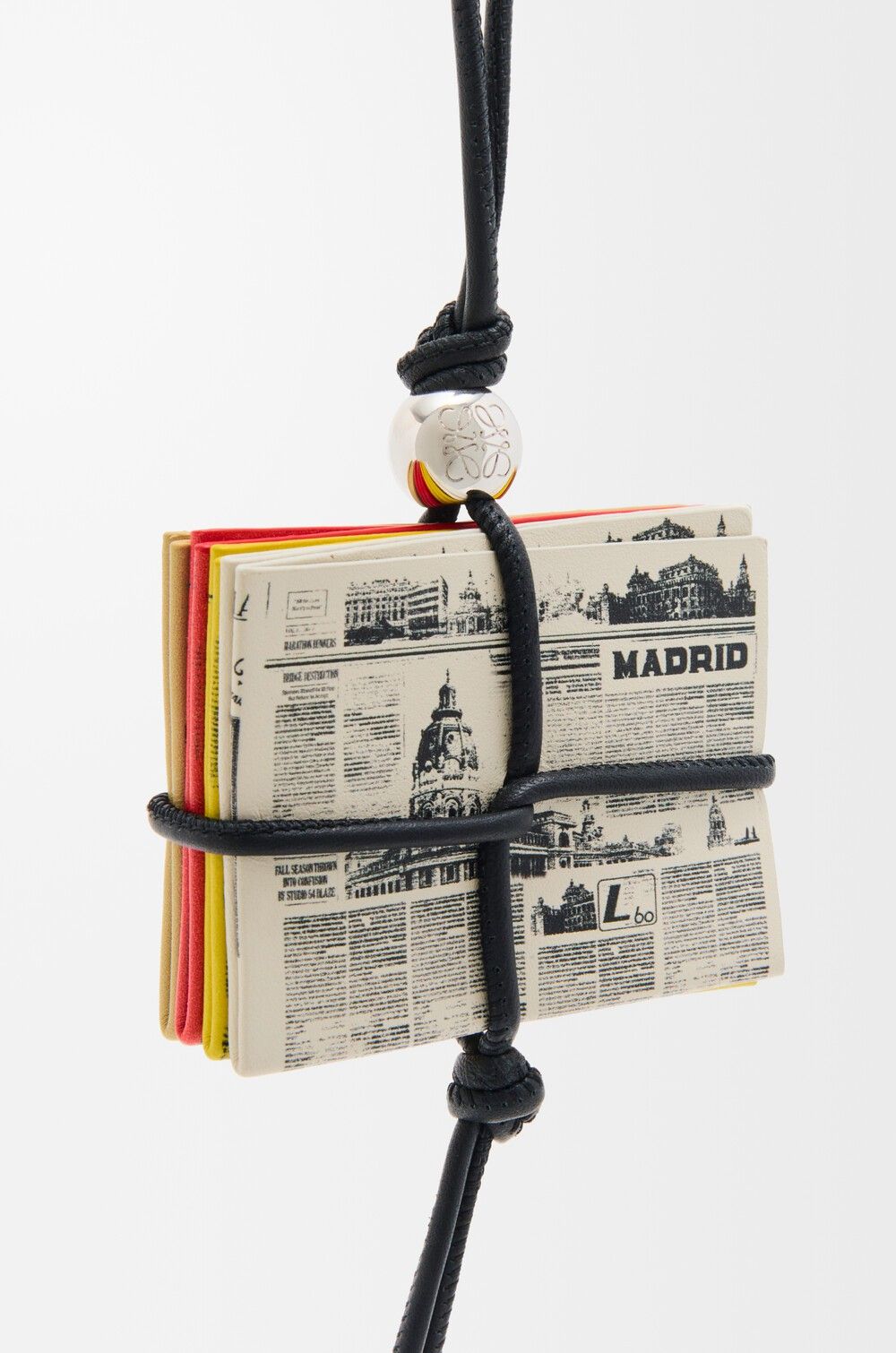 로에베 특유의 공예적 디테일이 담긴 백 참 / 이미지 출처: loewe.com