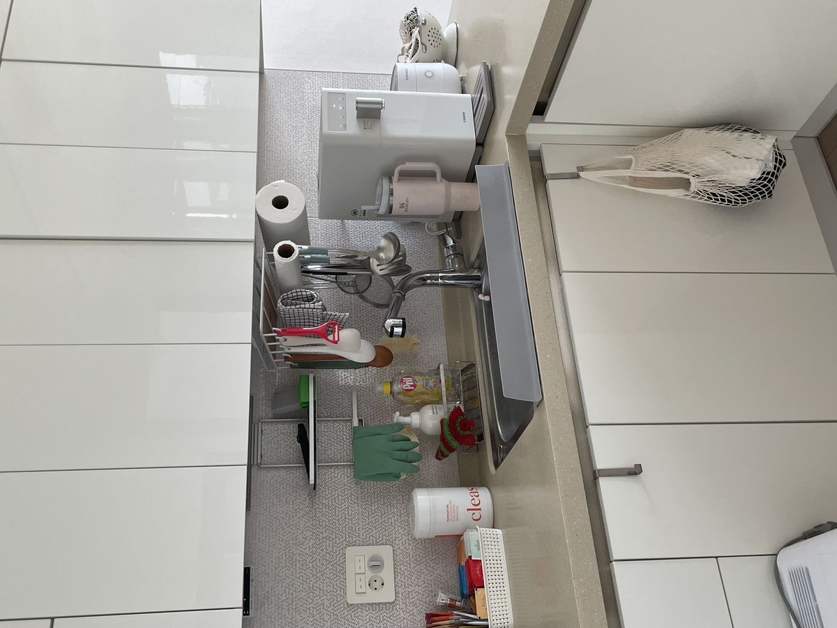 주방 수납걸이와 조리 도구들. 손만 뻗으면 필요한 것이 잡히도록 배치되어 있다. / 이미지 출처: 필자 촬영