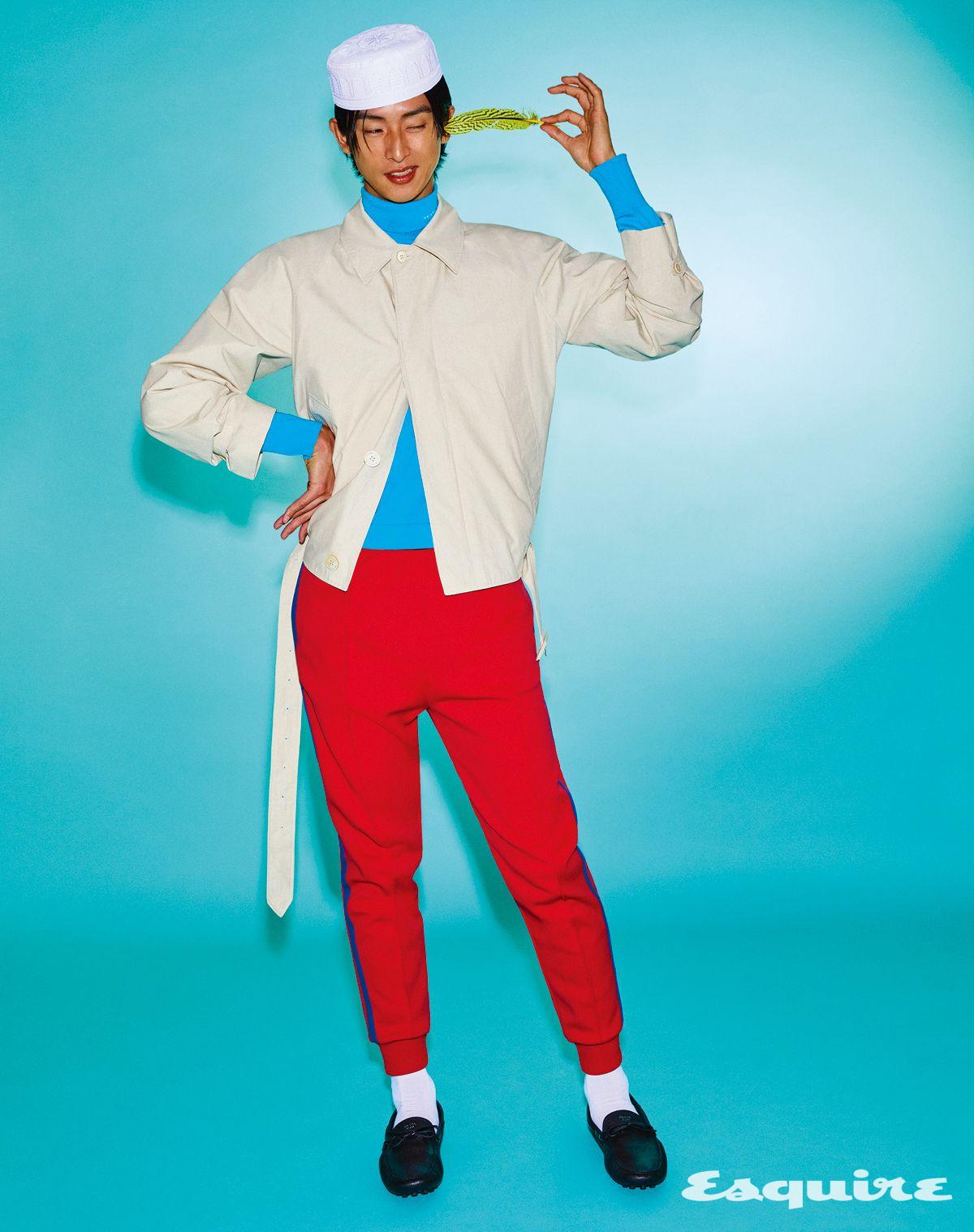 코튼 재킷, 터틀넥 톱, 저지 팬츠, 드라이빙 로퍼 모두 가격 미정 프라다. 