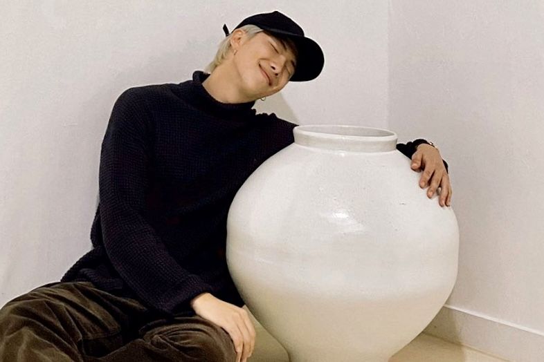 RM이 2019년 공식 SNS에 올린 달항아리사진 권대섭작가 작품 / 이미지 출처: @bts.bighitofficial 
