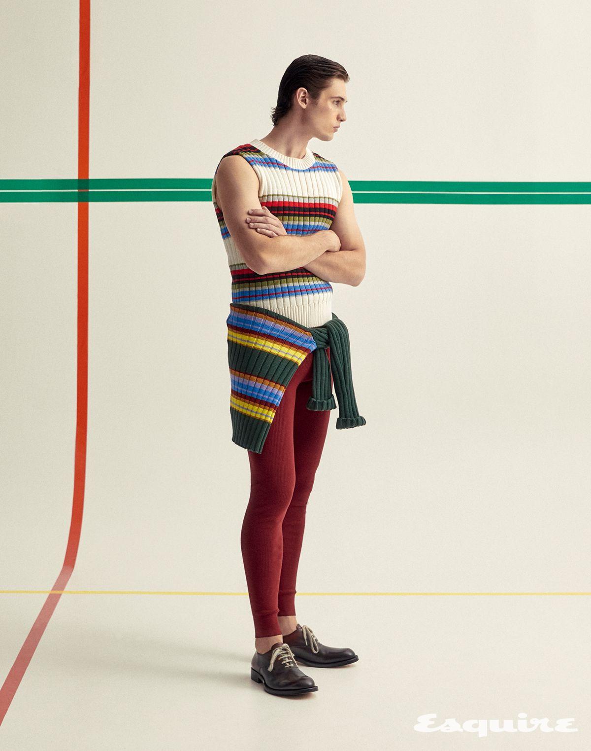 슬리브리스 톱, 니트, 레깅스, 슈즈 모두 드리스 반 노튼. 