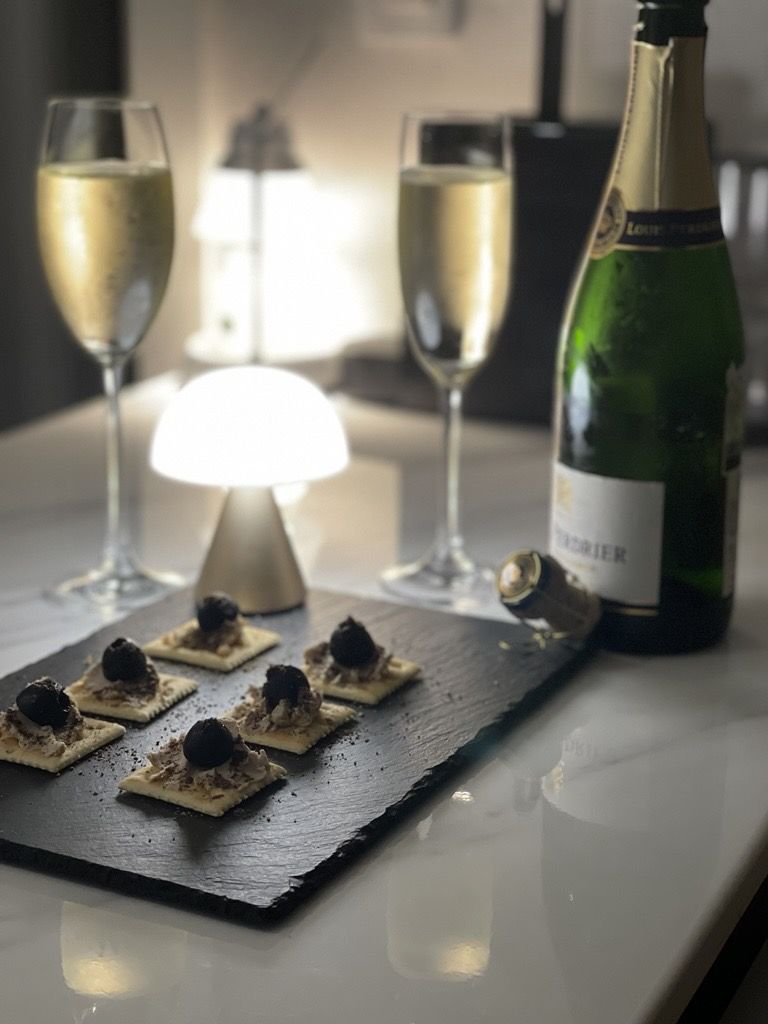 비록 넓은 공간은 아니지만, 포근한 홈파티 무드를 전달하기에 손색없는 작은 바 테이블 / 이미지 출처: 필자 촬영