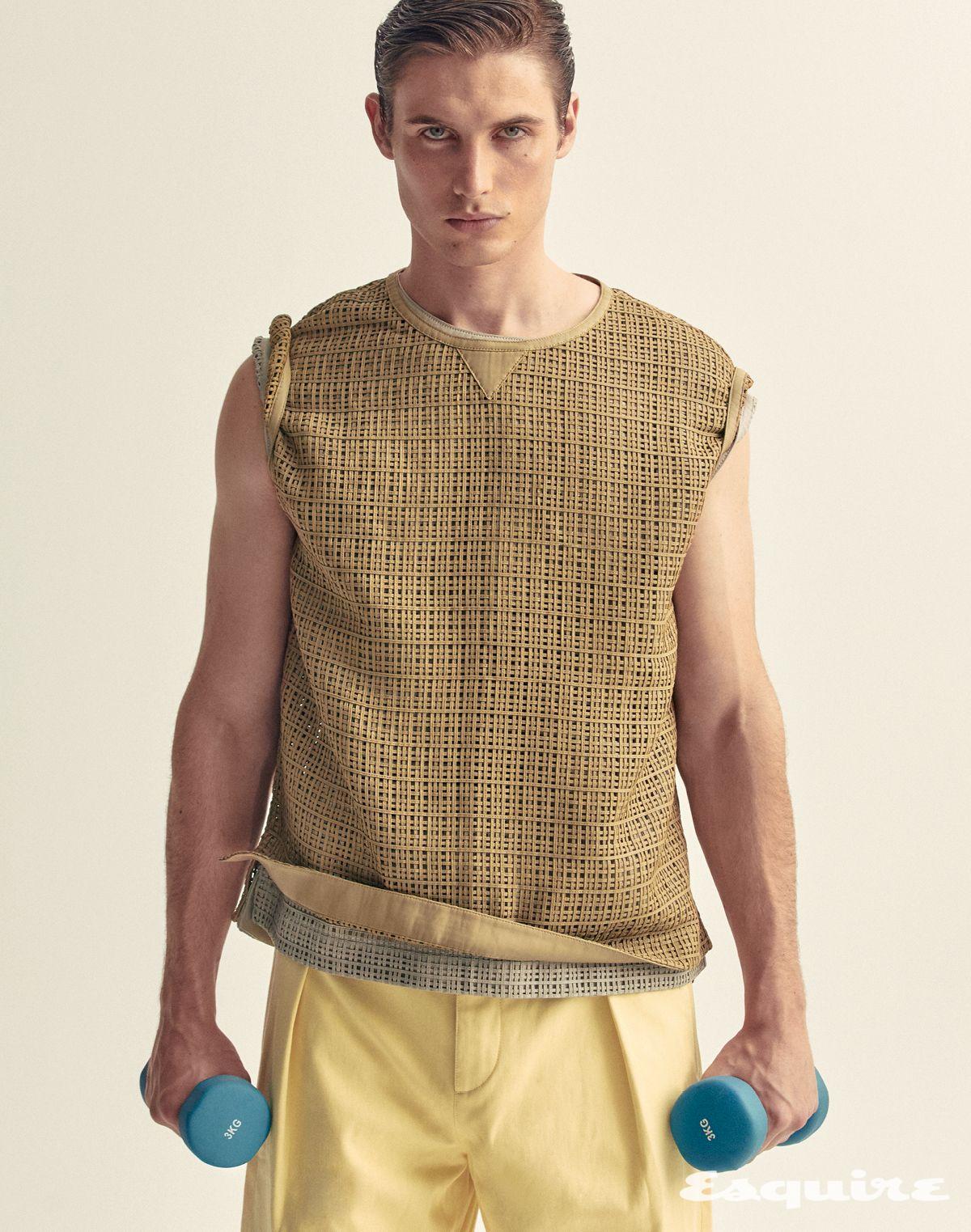 슬리브리스 톱, 이너 톱, 팬츠 모두 에르메스. 