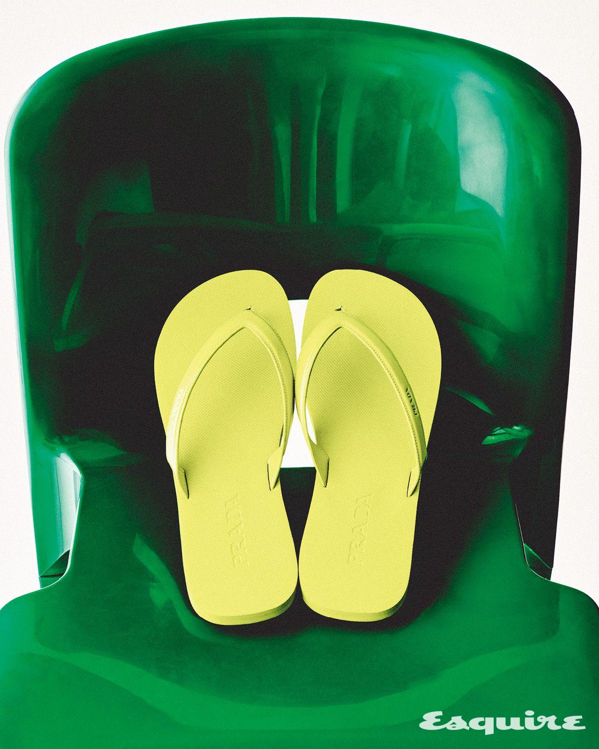 라임 컬러의 플립플롭 가격 미정 프라다.