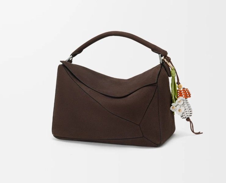 로에베 특유의 공예적 디테일이 담긴 백 참 / 이미지 출처: loewe.com