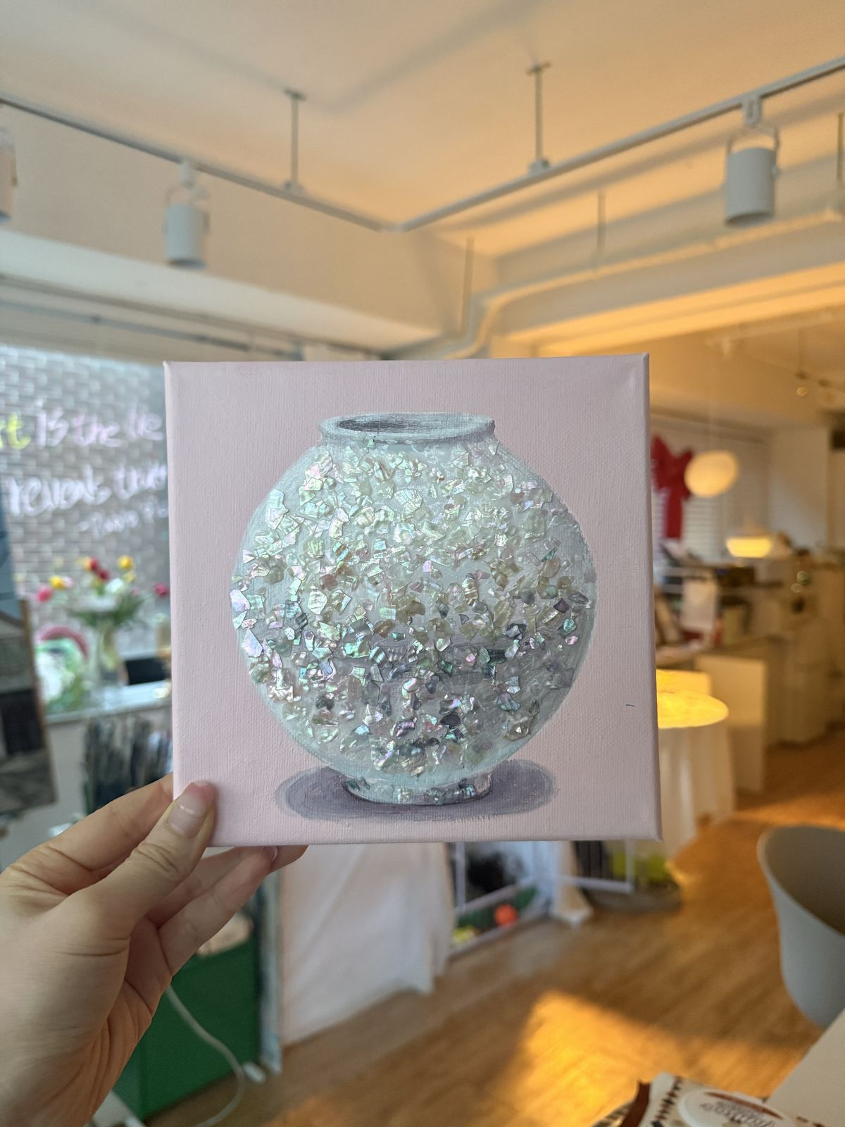 다양한 달항아리로 공간 인테리어 소품으로 꾸며놓은 집. / 이미지 출처: 인스타그램 @chatelier.kr