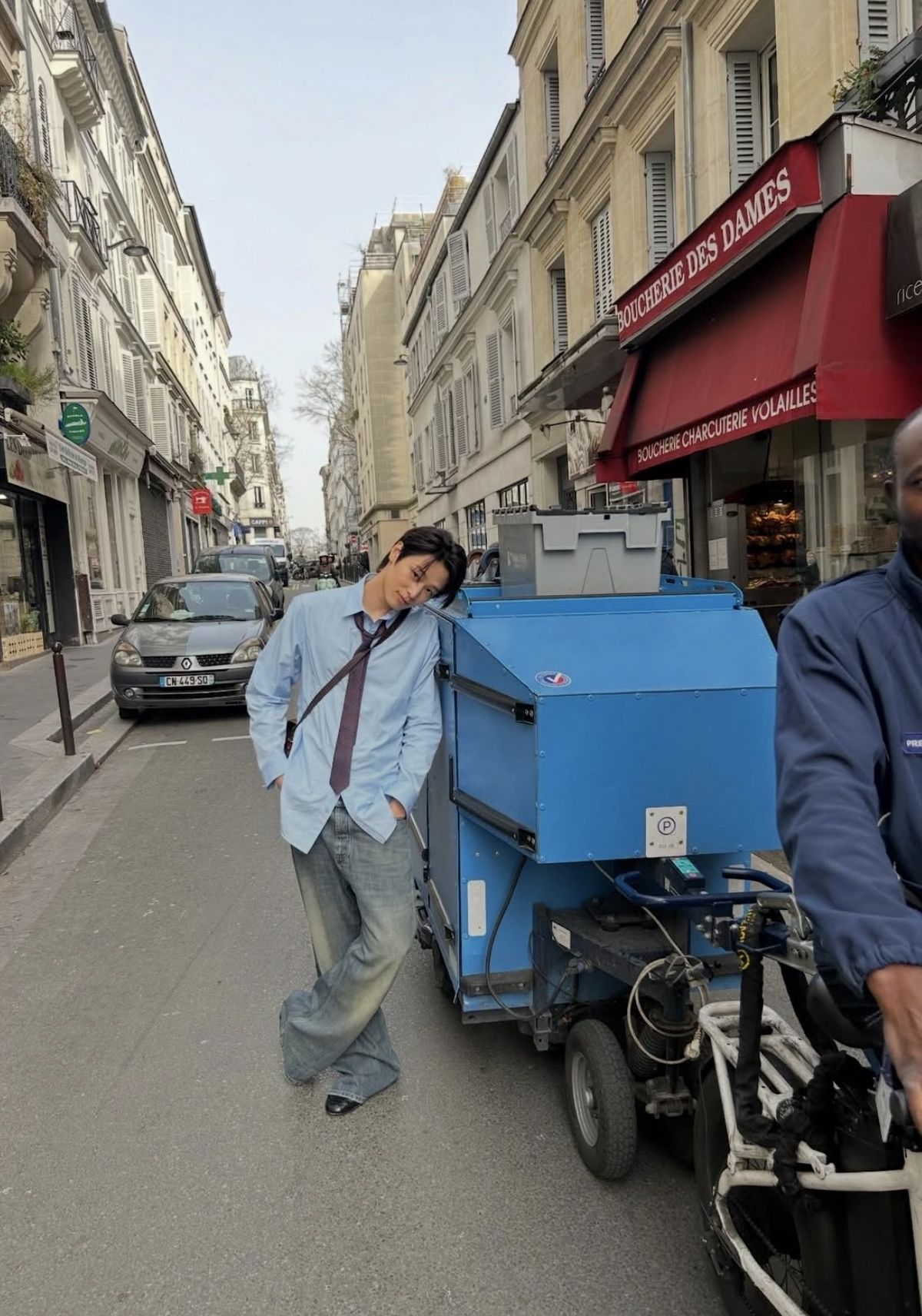 파리의 몽마르트르 지구 근처의 건물 앞에서 개인 시간을 보내고 있는 주연. / 이미지 출처: 인스타그램 @ tbzuyeon