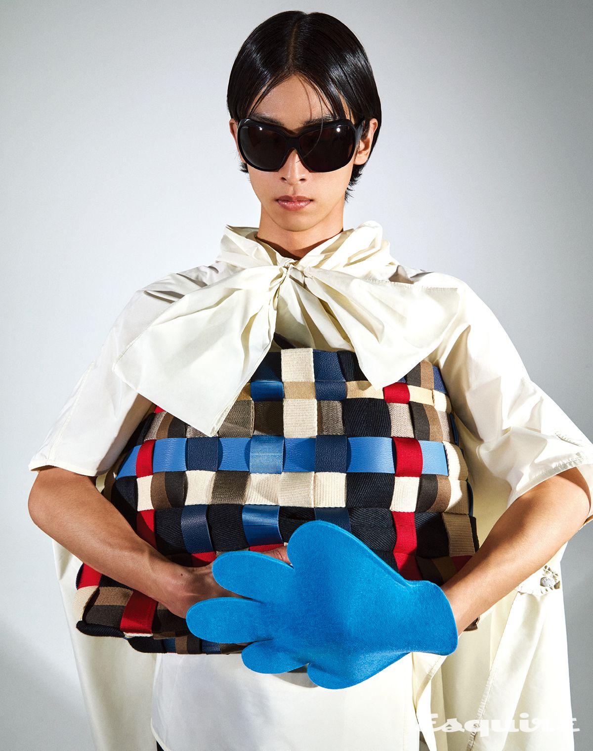 케이프 가격 미정 몽클레르. 쇼퍼백 가격 미정 펜디. 선글라스 가격 미정 구찌 by 케어링 아이웨어. 