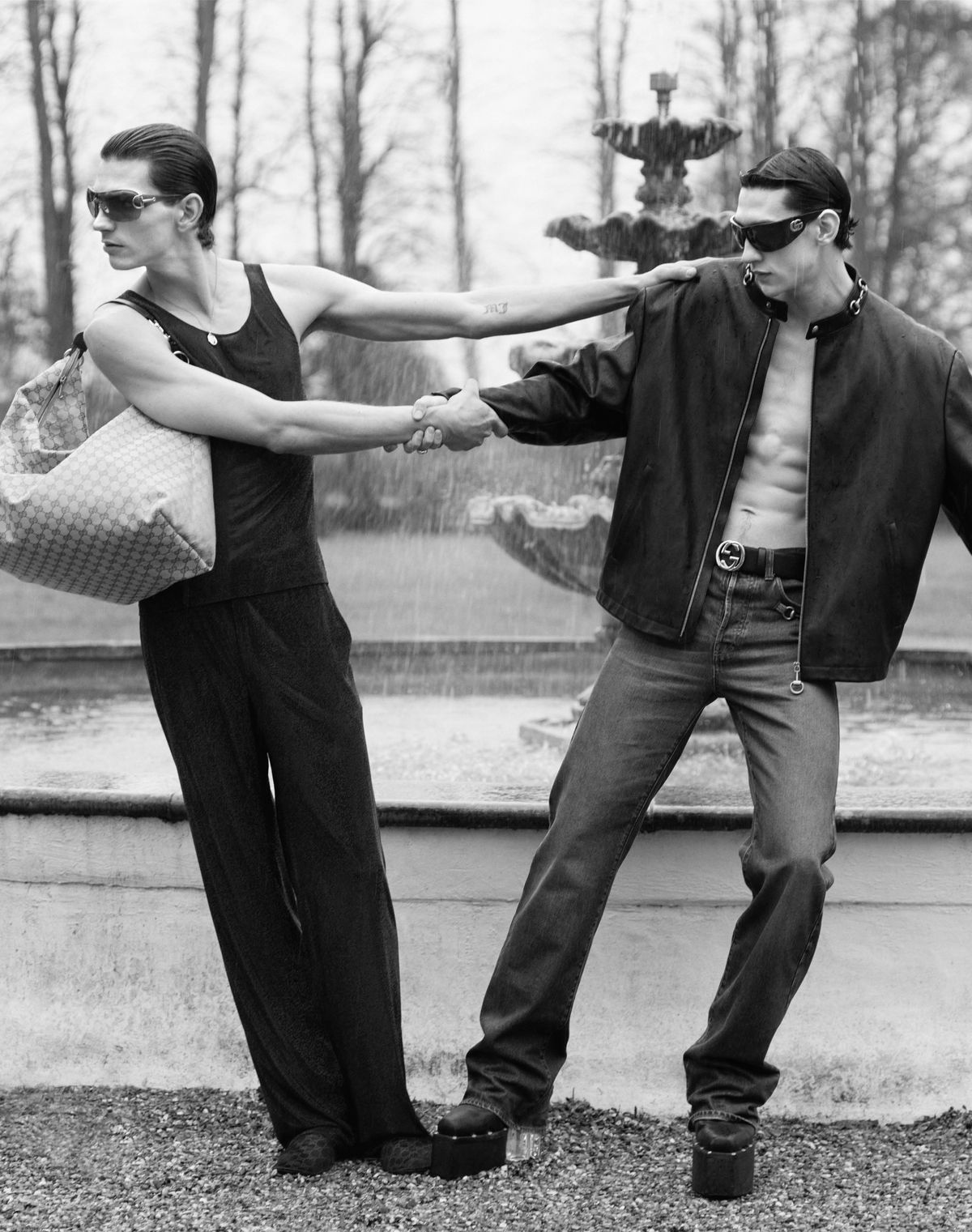 톱, 팬츠, 슈즈, 백, 선글라스, 네크리스 모두 구찌. 레더 재킷, 팬츠, 벨트, 선글라스 모두 구찌. 부츠 레오 프로트만 x 릭 오웬스.