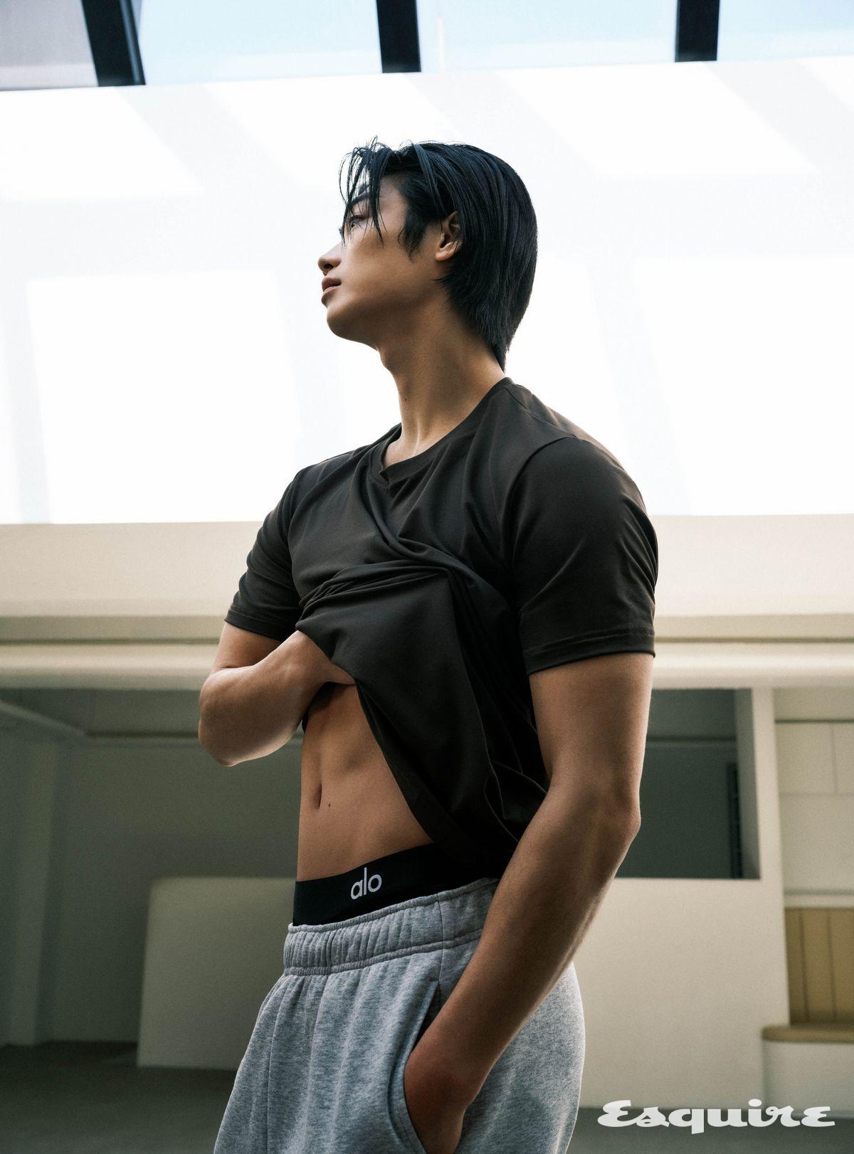 컨커 리폼 크루넥 쇼트 슬리브, 아콜레이드 스웨트팬츠, 데이 앤 나이트 복서 모두 알로.