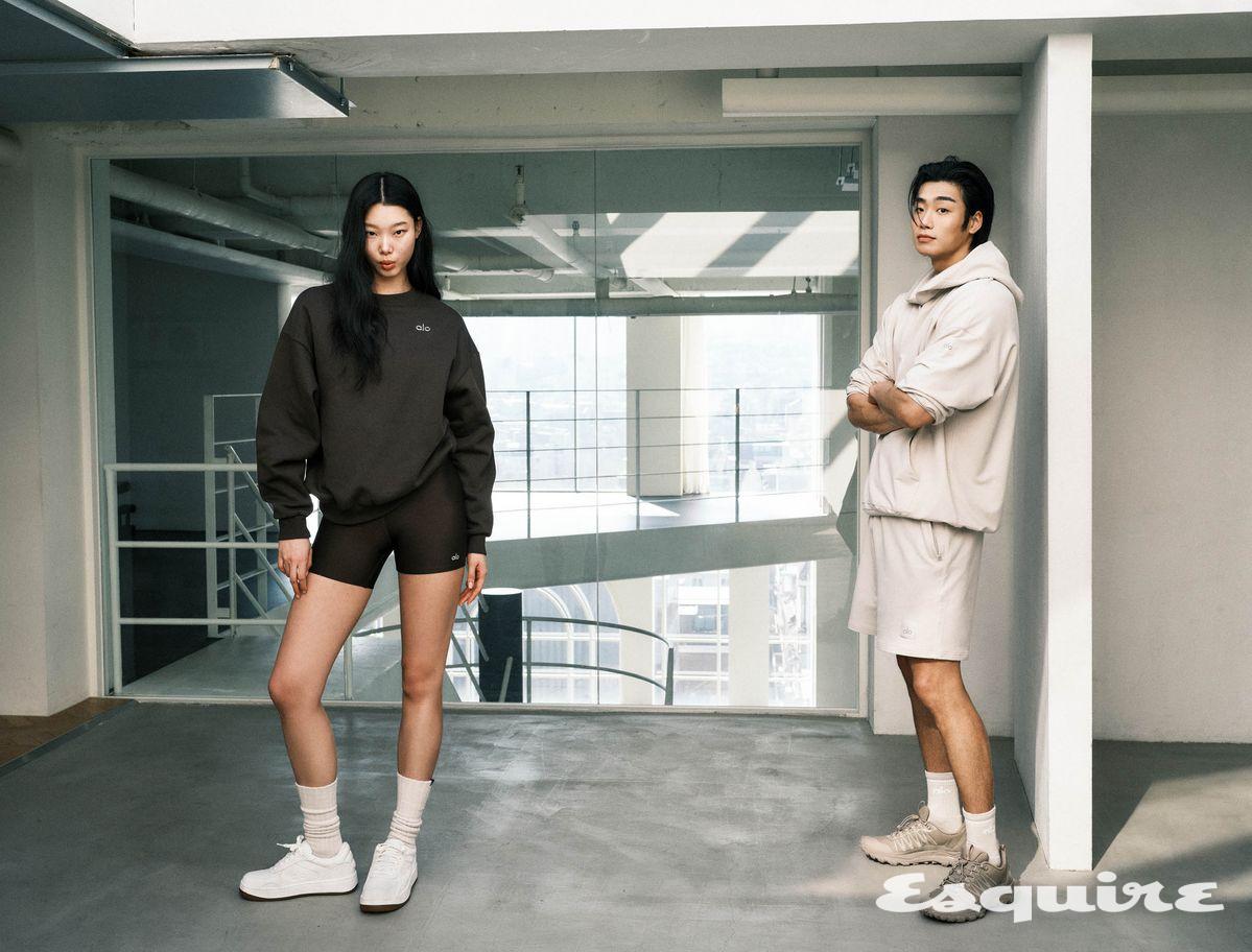 (좌)아콜레이드 크루넥 풀오버, 에어리프트 에너지 쇼츠, 유니섹스 스크런치 삭스, 알로 리커버리 모드 스니커즈 모두 알로. (우) 더블 테이크 후디, 7인치 더블 테이크 쇼츠, 유니섹스 하프 크루 스로백 삭스, 알로 트레일 스니커즈 모두 알로.