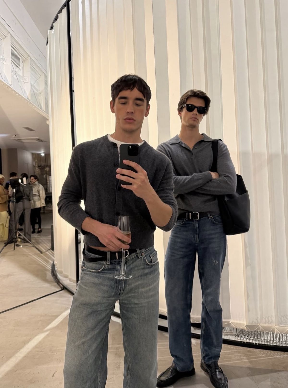 (오른쪽) 핏하게 붙는 니트 톱과 슬림 핏 데님 팬츠에 벨트로 포인트를 줬다. / 이미지 출처: 인스타그램 @tetervinas