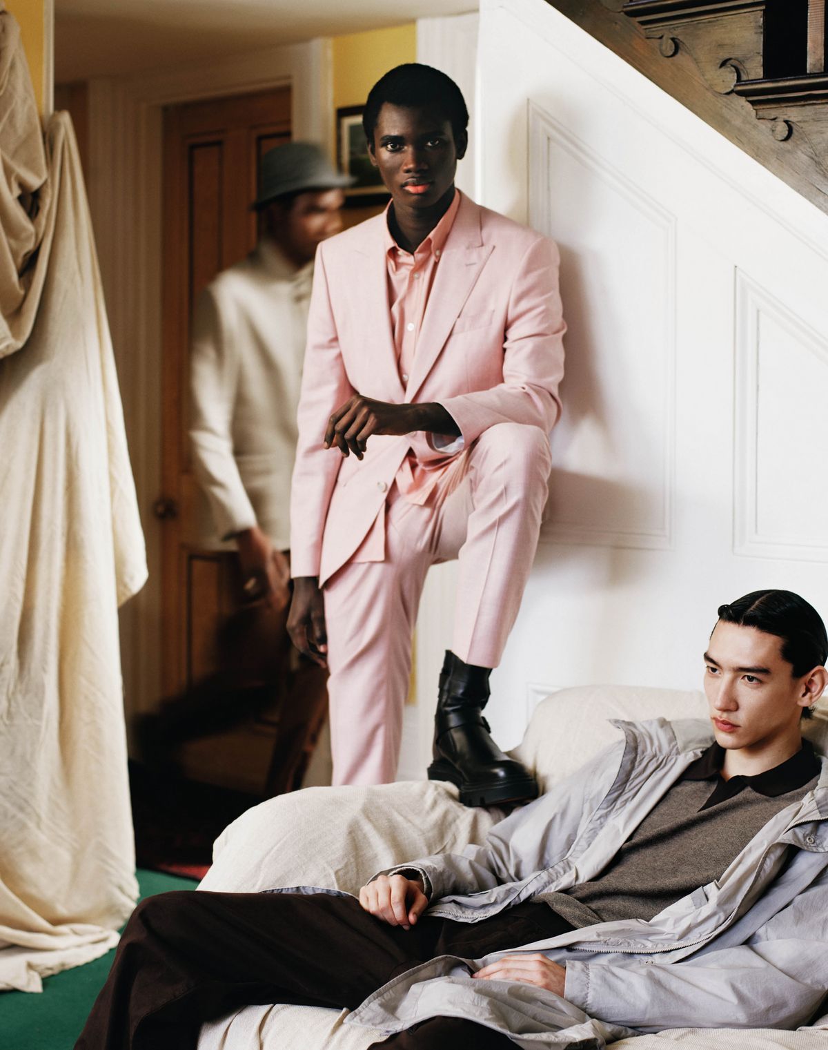 재킷, 팬츠 모두 까날리. 해트 락앤코. 재킷, 셔츠, 팬츠 모두 보스. 부츠 크리스찬 루부탱. 점퍼, 칼라 니트, 팬츠 모두 보스.