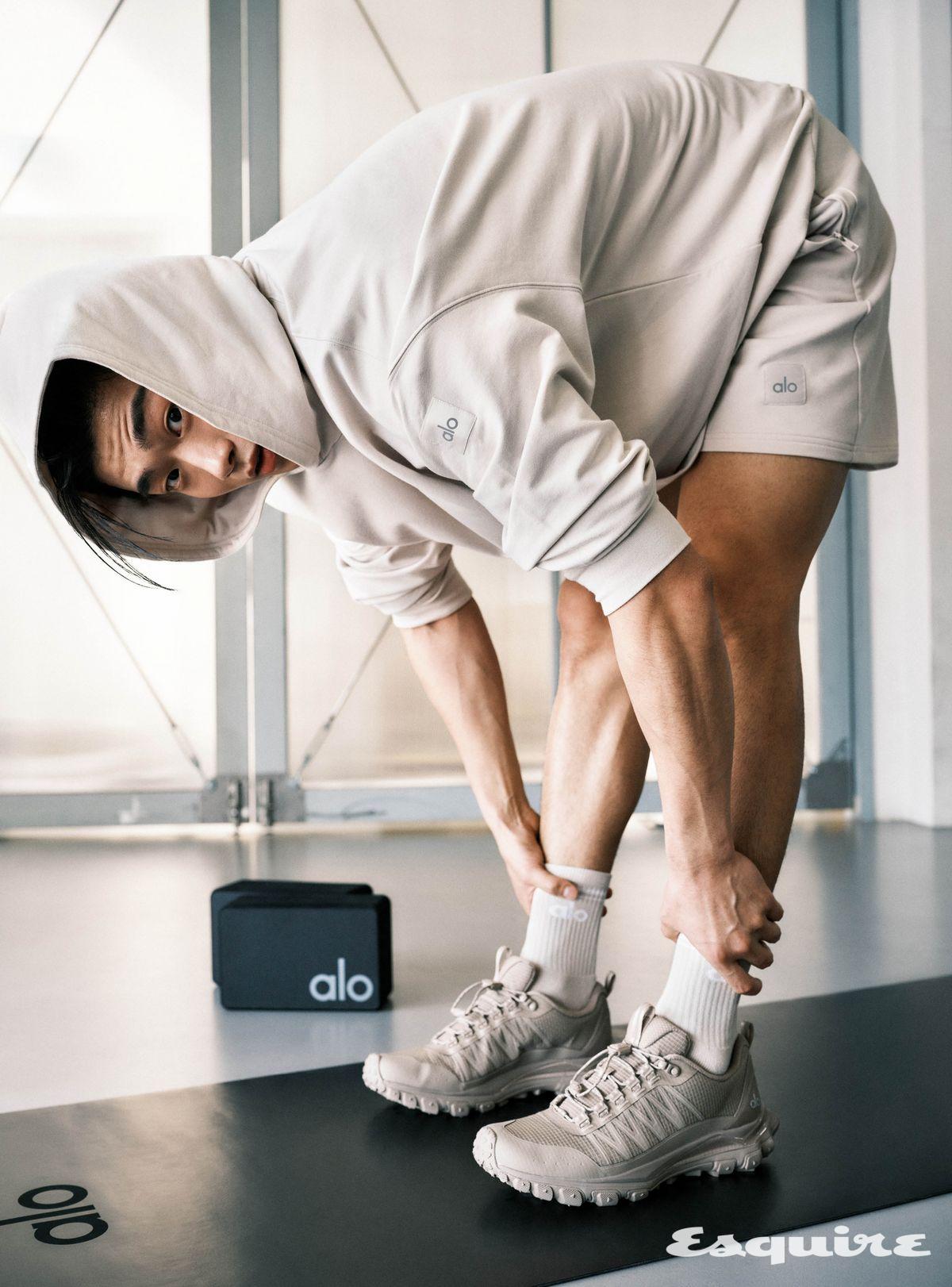 더블 테이크 후디, 7인치 더블 테이크 쇼츠, 유니섹스 하프 크루 스로백 삭스, 알로 트레일 스니커즈, 라이트웨이트 워리어 매트, 업리프팅 요가블록 모두 알로. 