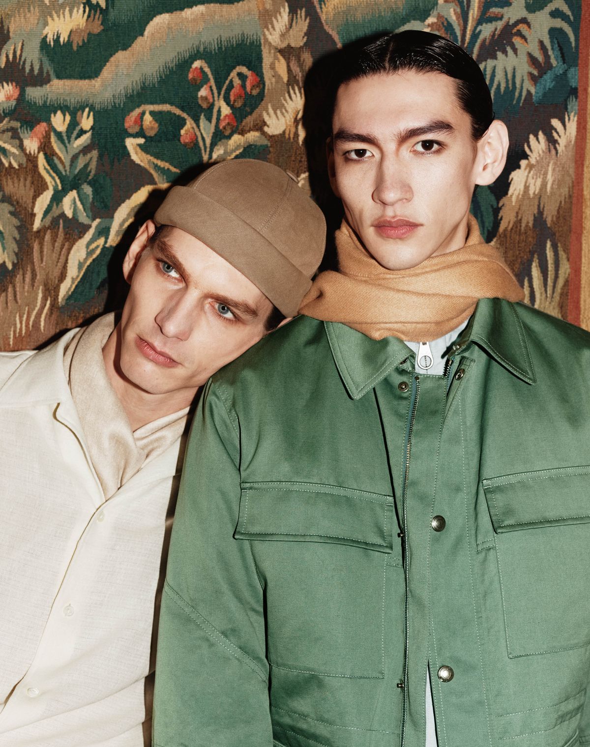 셔츠, 해트, 스카프 모두 로로피아나. 점퍼, 이너 재킷 모두 로로피아나. 스카프 락앤코.