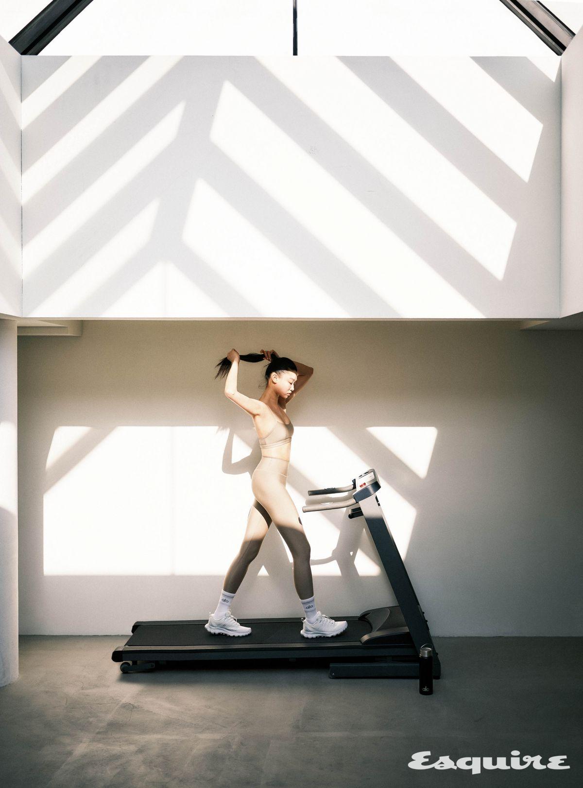 에어리프트 인트리그 브라, 7/8 하이웨이스트 에어리프트 레깅스, 유니섹스 하프 크루 스로백 삭스, 알로 트레일 스니커즈, 알로 워터보틀 모두 알로.