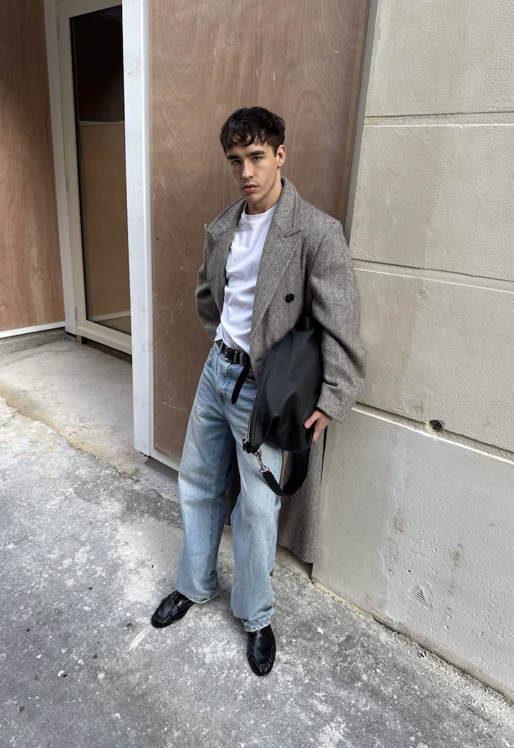 스트레이트 핏 데님 팬츠에 블랙 페니 로퍼를 조합해 클래식한 무드를 완성했다. / 이미지 출처: 인스타그램 @aurimasski