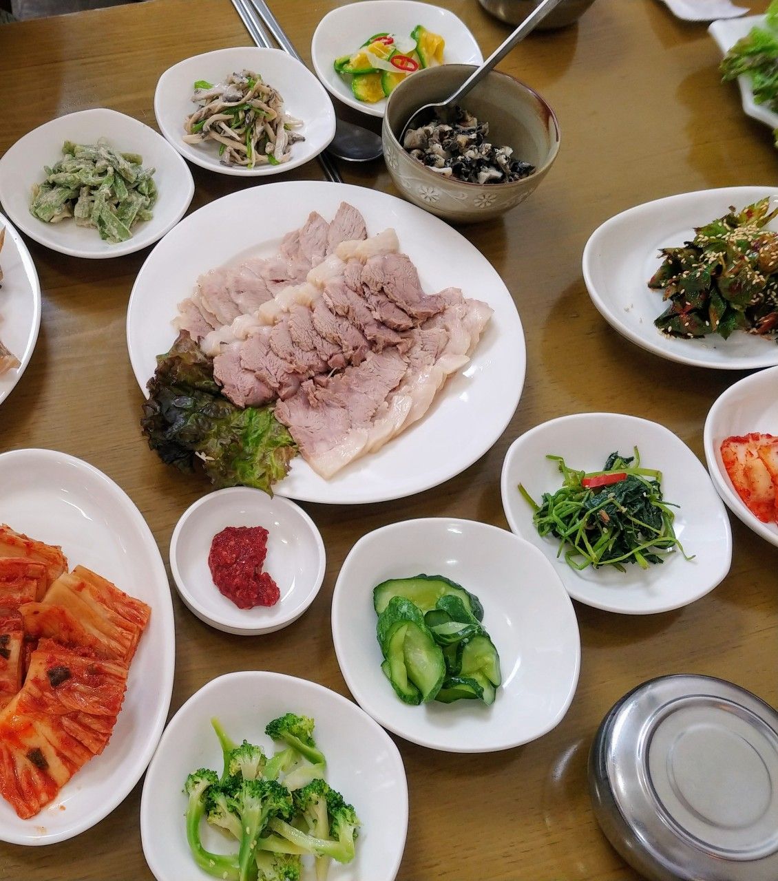 현지인도 줄서서 먹는 ‘우렁이 쌈밥 정식’이다. / 출처: 산수쌈밥 네이버지도 업체 제공