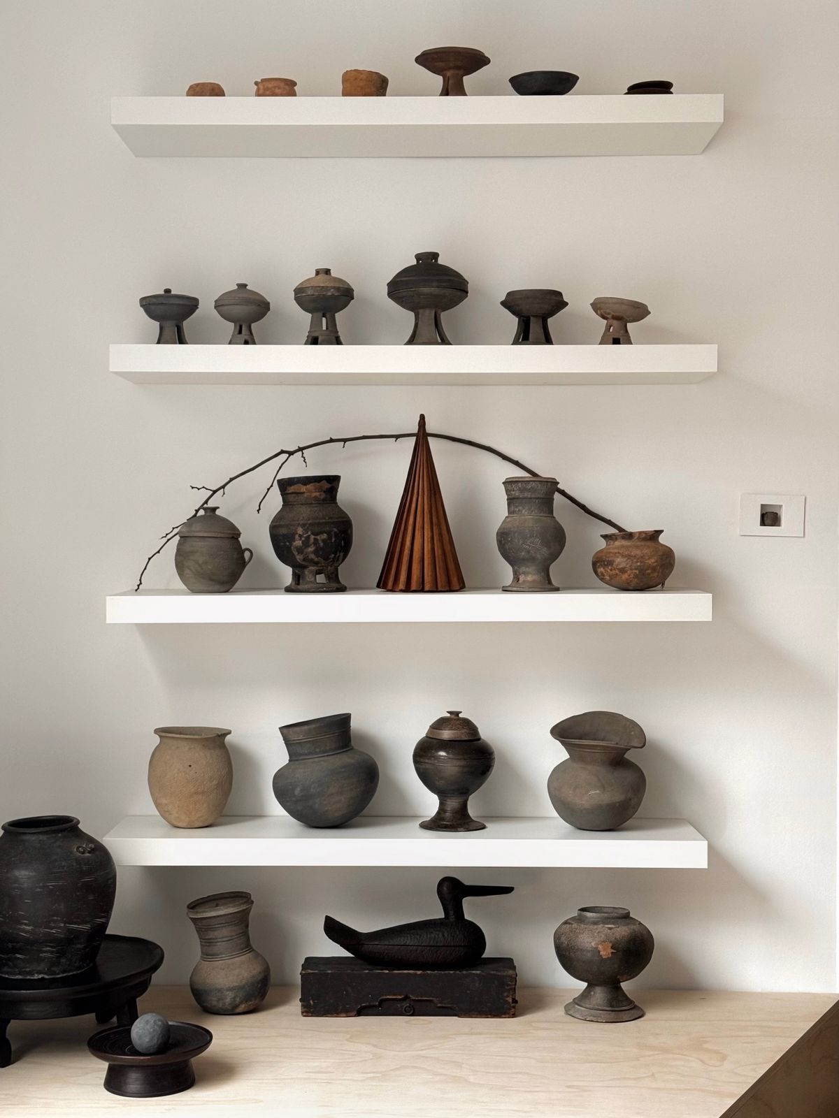 사로에서 수집하고 있는 오래된 기물들. / 이미지 제공 : 사로 sarō