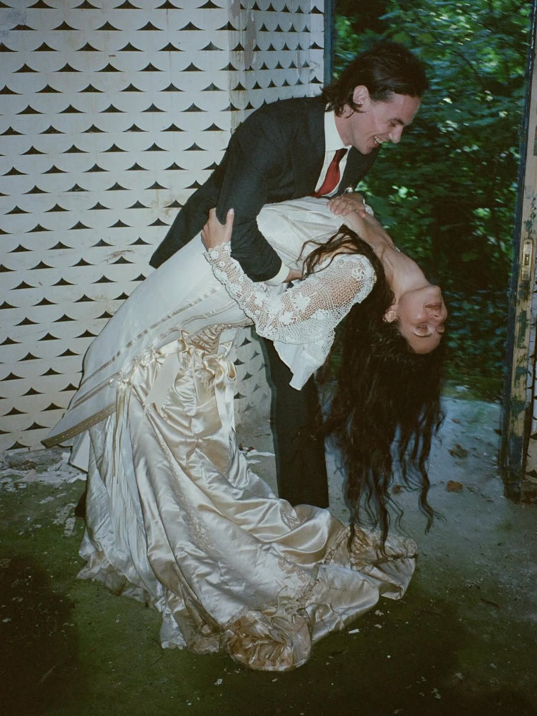 서늘한 고딕 무드의 웨딩 스냅 / 이미지 출처: 인스타그램 @harleyweir